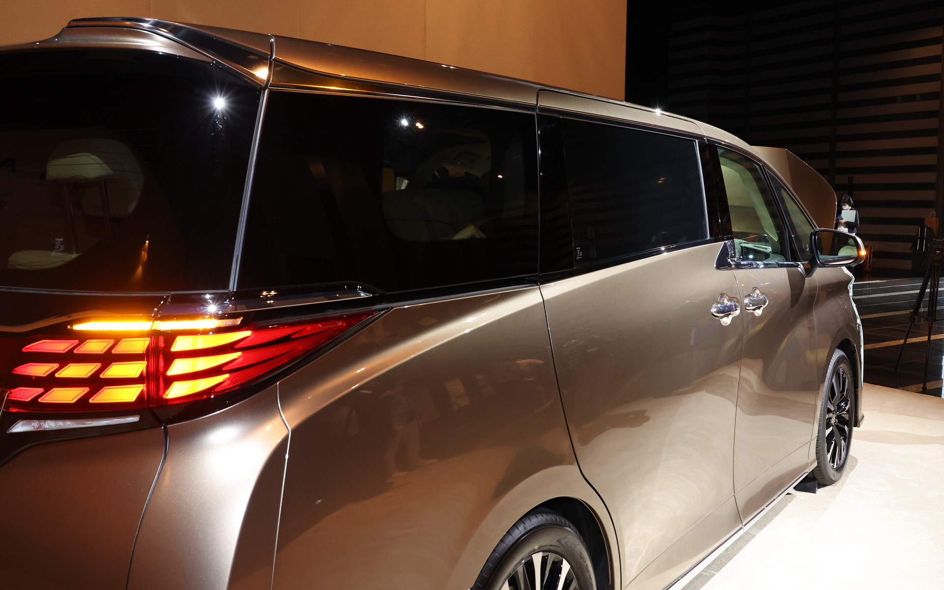 新型アルファード Executive Lounge。ボディサイズは4995×1850×1935mm（全長×全幅×全高）、ホイールベースは3000mm。一般的な機械式駐車場の制限サイズに収まるボディサイズを維持しながら、ミニバンでは平板になりがちなボディサイド部分の意匠に抑揚を持たせることで、力強く堂々としたスタイルを実現。Executive Loungeでは19インチアルミホイールをオプション設定する