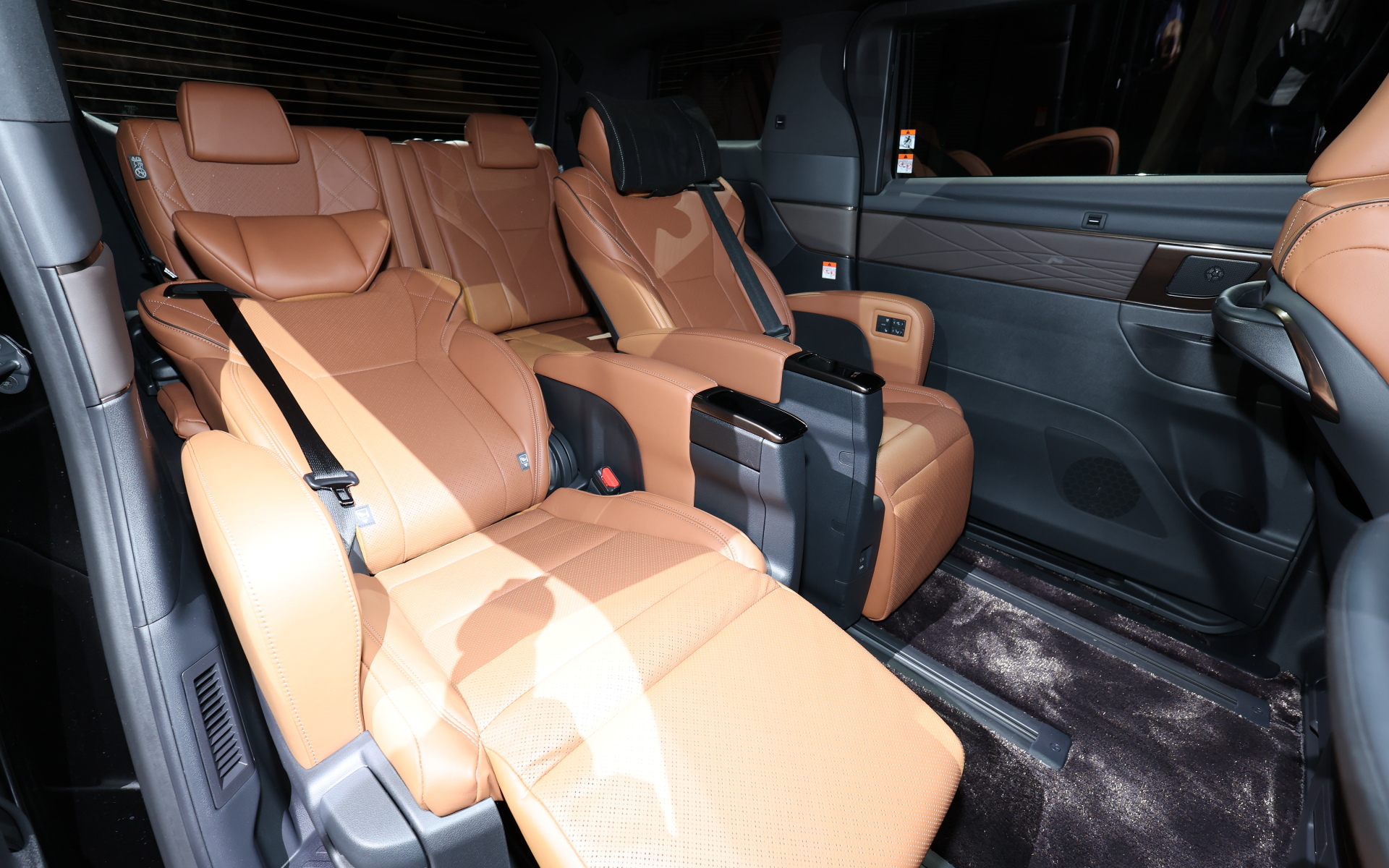 新型ヴェルファイアでは専用チューニングが行なわれ、ラジエターサポートとサイドメンバーをつなぐヴェルファイア専用のボディ剛性部品を追加。エンジンも2.4リッターターボエンジンを採用し、従来のV型6気筒3.5リッターエンジンに対して低速度域のトルクを増大し、加えてアクセルペダルをショートストローク化したことで少ない操作量でも車両の重さを感じさせない力強い加速を実現したという