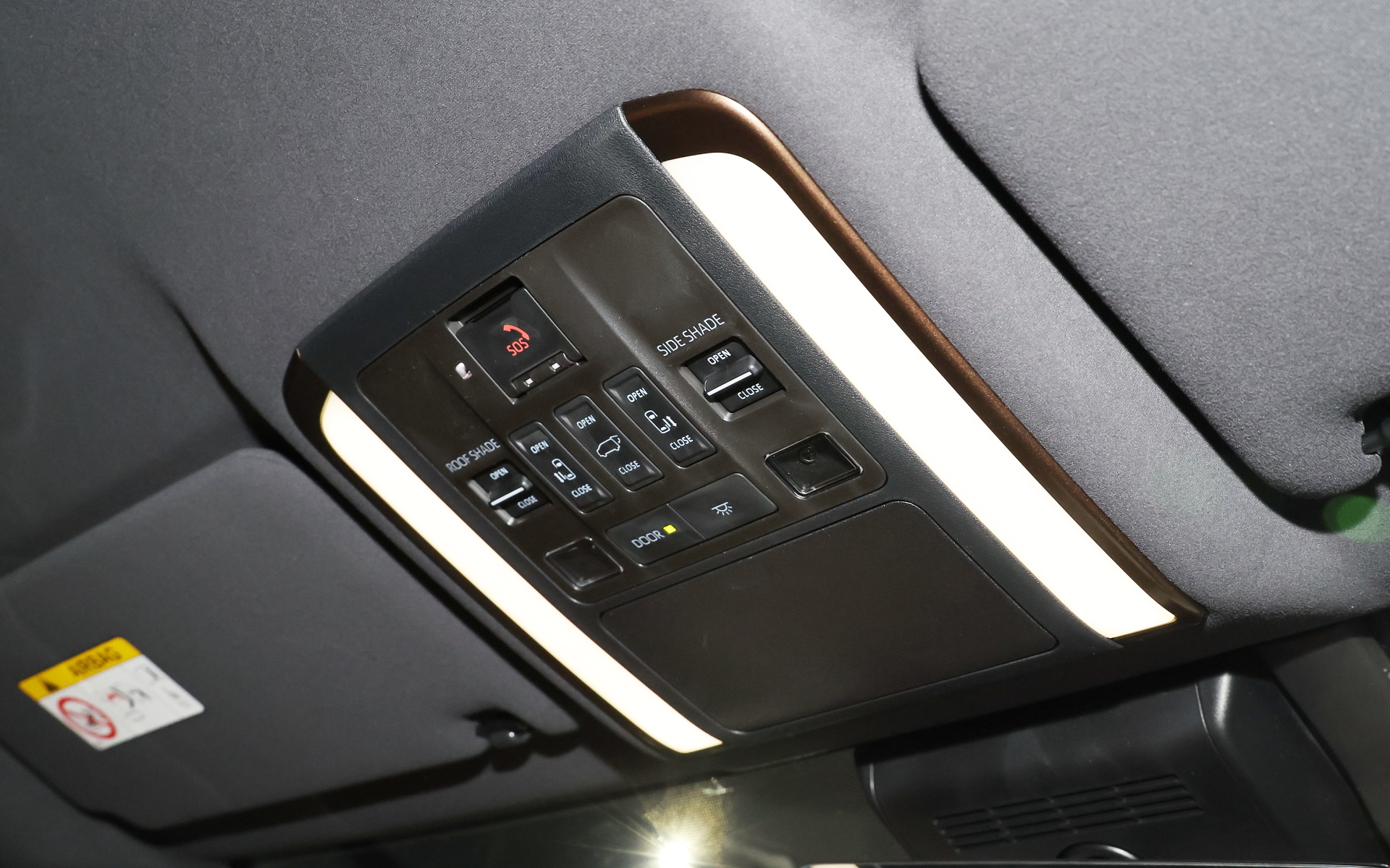 新型ヴェルファイアでは専用チューニングが行なわれ、ラジエターサポートとサイドメンバーをつなぐヴェルファイア専用のボディ剛性部品を追加。エンジンも2.4リッターターボエンジンを採用し、従来のV型6気筒3.5リッターエンジンに対して低速度域のトルクを増大し、加えてアクセルペダルをショートストローク化したことで少ない操作量でも車両の重さを感じさせない力強い加速を実現したという