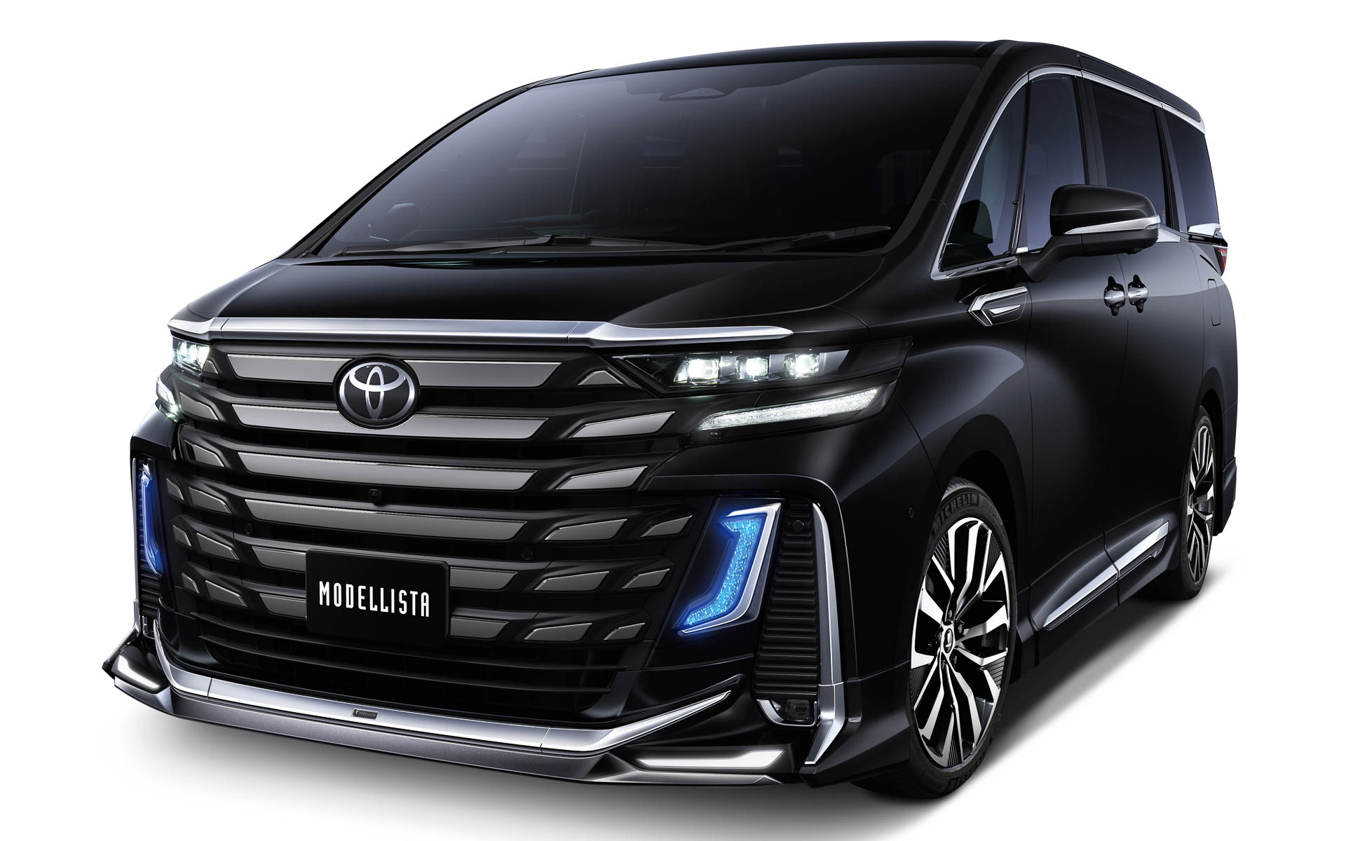 MODELLISTAエアロパーツセット（価格40万7000円）、クールシャインキットI（フードガーニッシュ＋フェンダーガーニッシュ＋ミラーガーニッシュ＋サイドドアガーニッシュ＋リアクォーターガーニッシュ＋バックドアガーニッシュの6点セット、価格20万5700円）などを装着