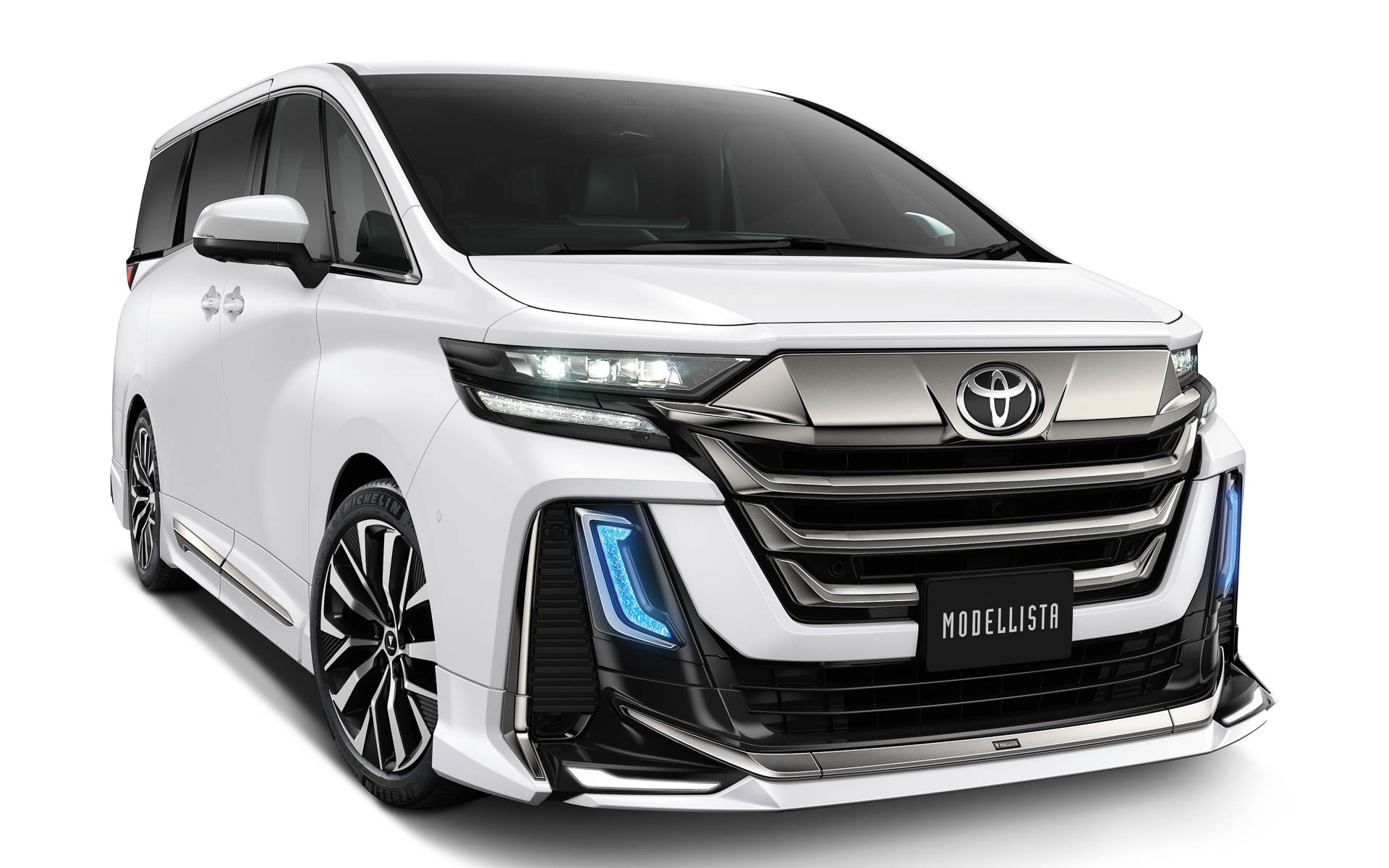 MODELLISTAエアロパーツセット（BEAST RAZOR STYLE for Z Premier、価格42万3500円）などの装着イメージ。Z Premier用のメッキアイテムは、ベース車のメッキに合わせたスモークメッキとなる