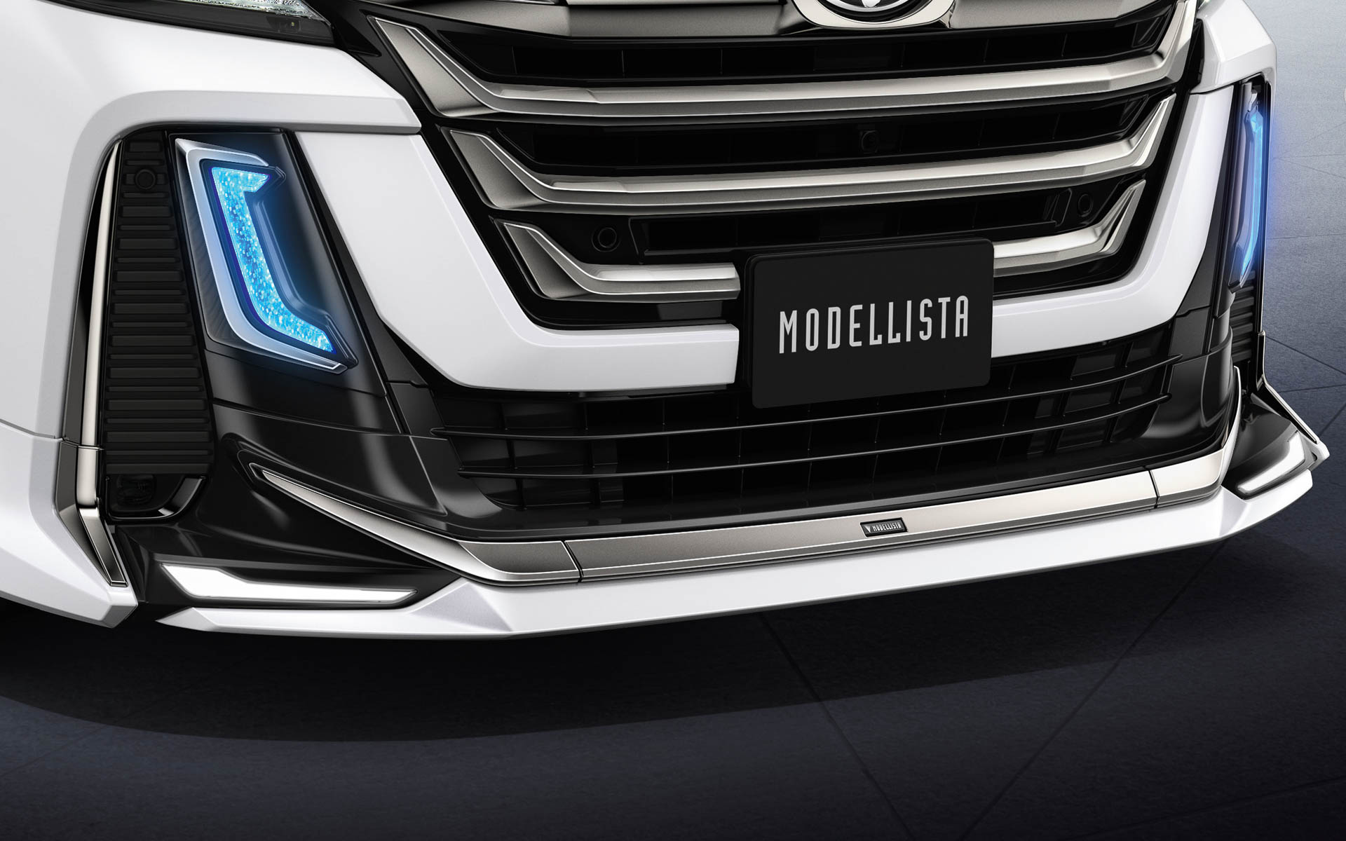 フロントスポイラー（スモークメッキ）点灯時