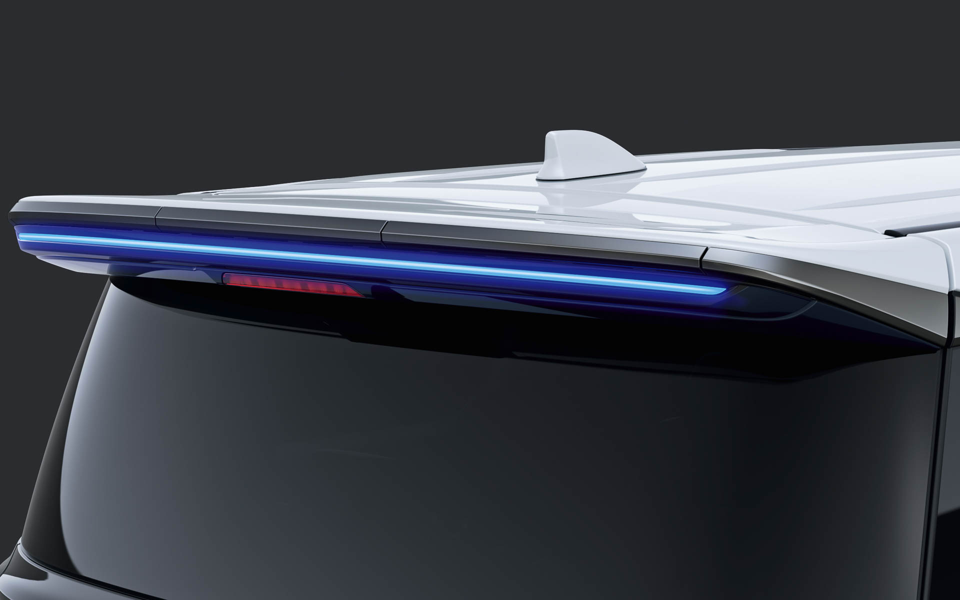 イルミルーフスポイラー（スモークメッキ）点灯時