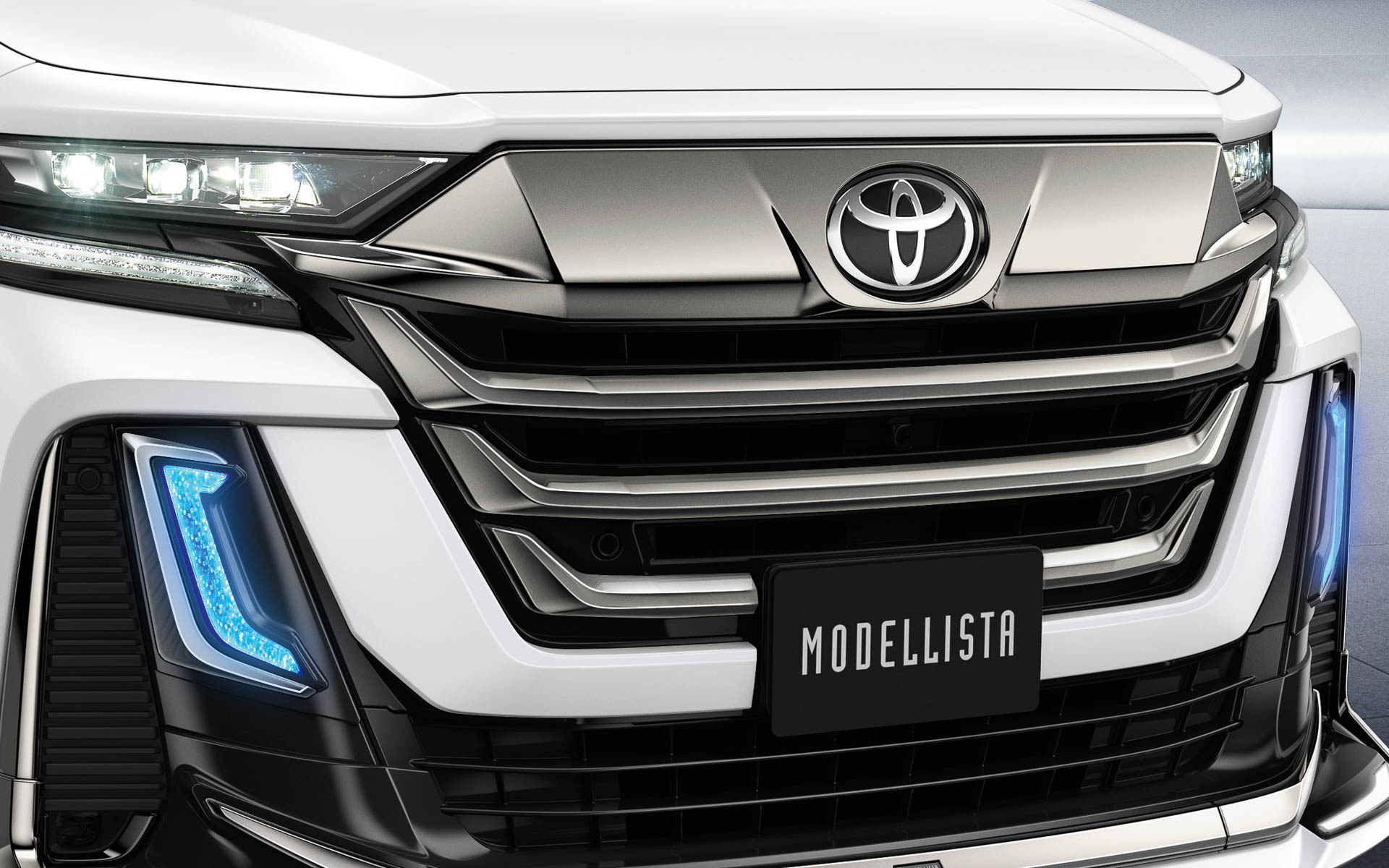 Z Premier向けフロントグリル（スモークメッキ、価格14万3000円）