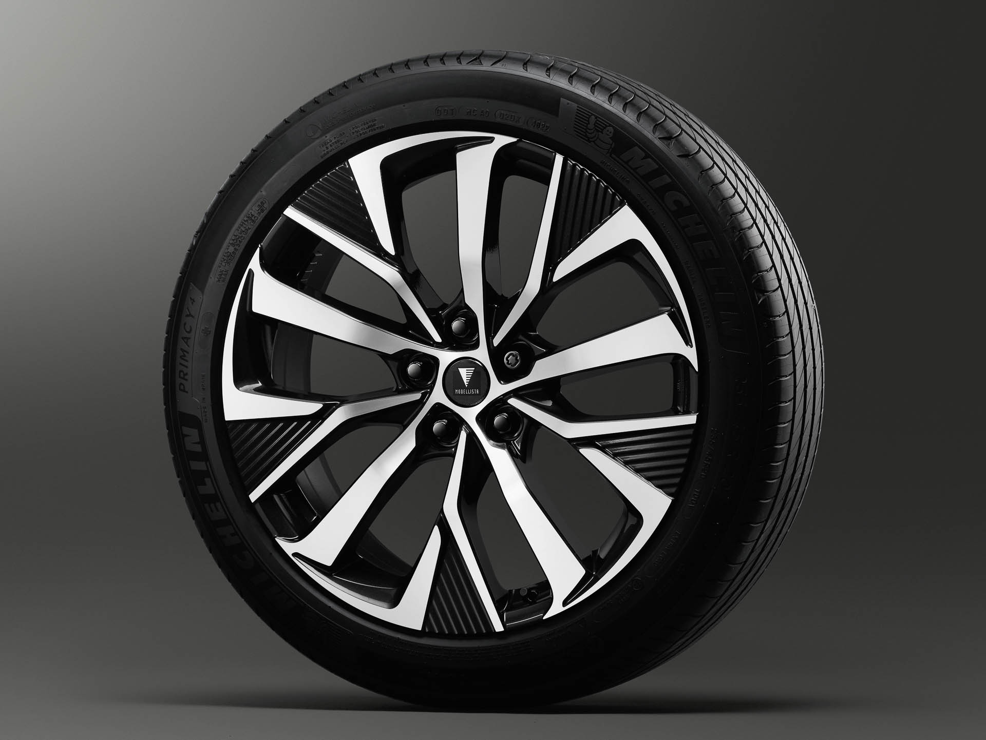 20インチアルミホイール＆タイヤセット（セキュリティロックナット付）。サイズは20×8J＆235/45R20 インセット40。価格43万4500円/台。単品の価格は、20インチアルミホイール＆タイヤセットが10万3950円/本、セキュリティロックナットセットが1万8700円