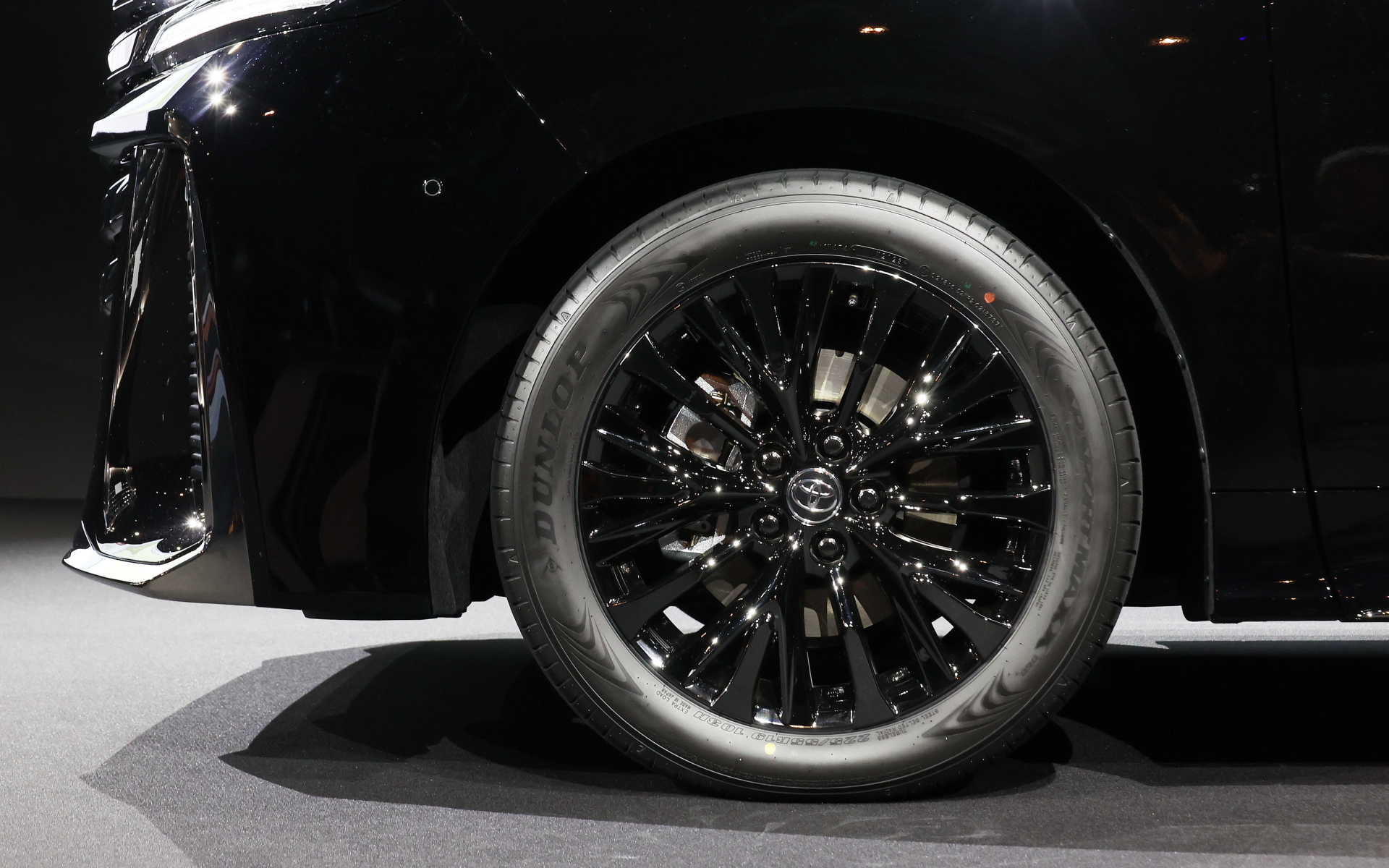 新型アルファードとヴェルファイアのホイール（いずれも19インチホイール）