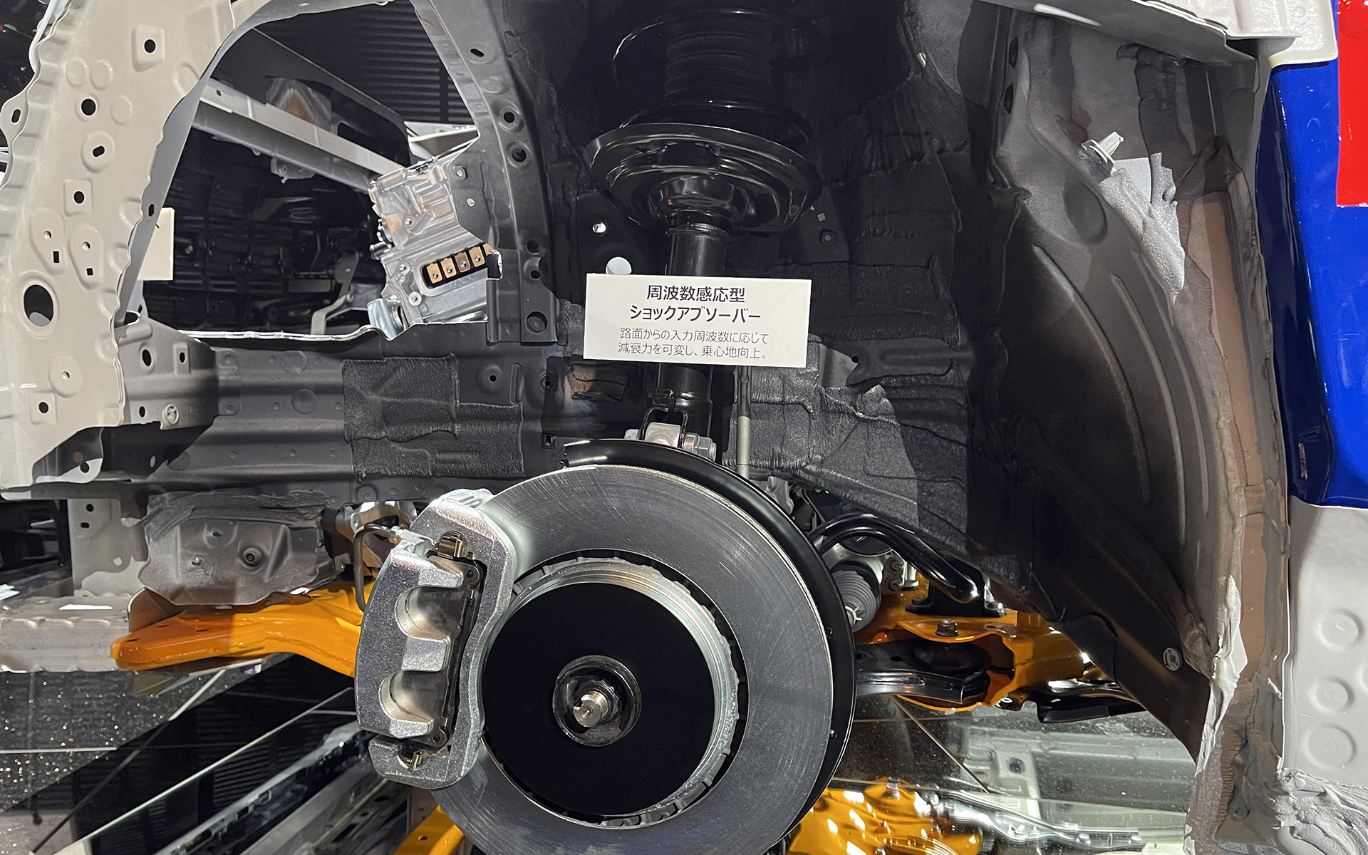 サスペンションはフロントをTNGA用のマクファーソンストラット式に刷新し、リアは従来のダブルウィッシュボーン式をベースに新開発。同時に周波数感応型ショックアブソーバーを設定し、しっかりとした操縦安定性と同時に地面からの不快に感じるような微細な振動を吸収。また、2列目シートにはクッションフレームの取付部分にゴム製のブッシュを配置したり、背もたれ・アームレストに低反発のフォームパッドを採用したりすることで乗員に伝わる振動を従来型比で約3分の1まで低減した