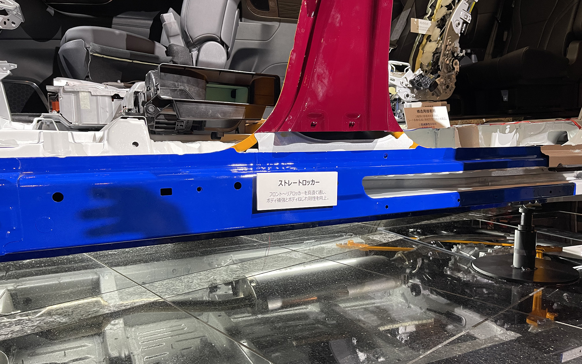 ロッカーをストレート構造とするとともに、車体底部の後方にブレースをV字型に設けることにより車両剛性を従来型比で約50％アップ。加えて構造用接着剤を乗員の足下付近には高減衰タイプのものを、車両後方のねじれなどが生じやすい箇所付近には高剛性タイプのものを最適に塗布することでボディの変形を効果的に抑制。優れた操縦安定性と乗り心地を実現したという