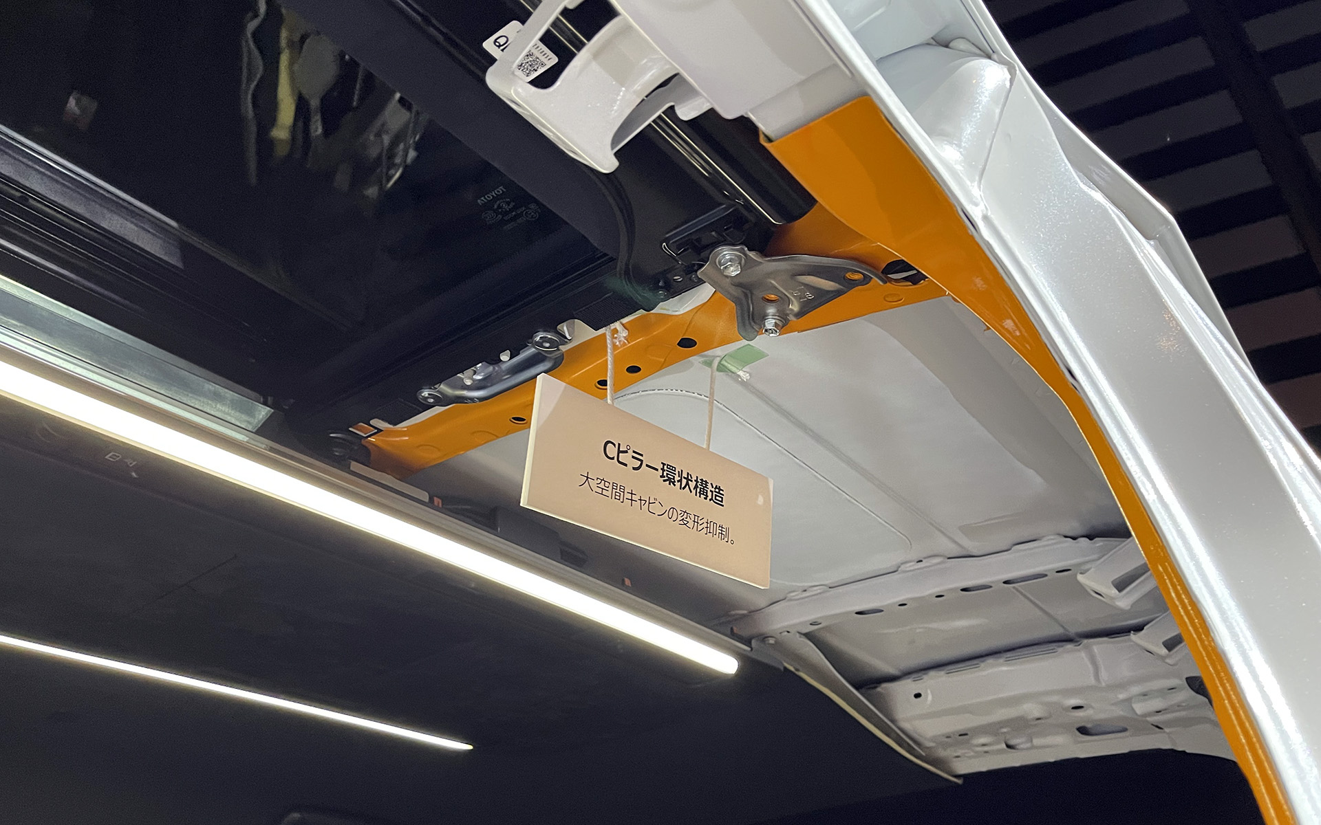 ロッカーをストレート構造とするとともに、車体底部の後方にブレースをV字型に設けることにより車両剛性を従来型比で約50％アップ。加えて構造用接着剤を乗員の足下付近には高減衰タイプのものを、車両後方のねじれなどが生じやすい箇所付近には高剛性タイプのものを最適に塗布することでボディの変形を効果的に抑制。優れた操縦安定性と乗り心地を実現したという