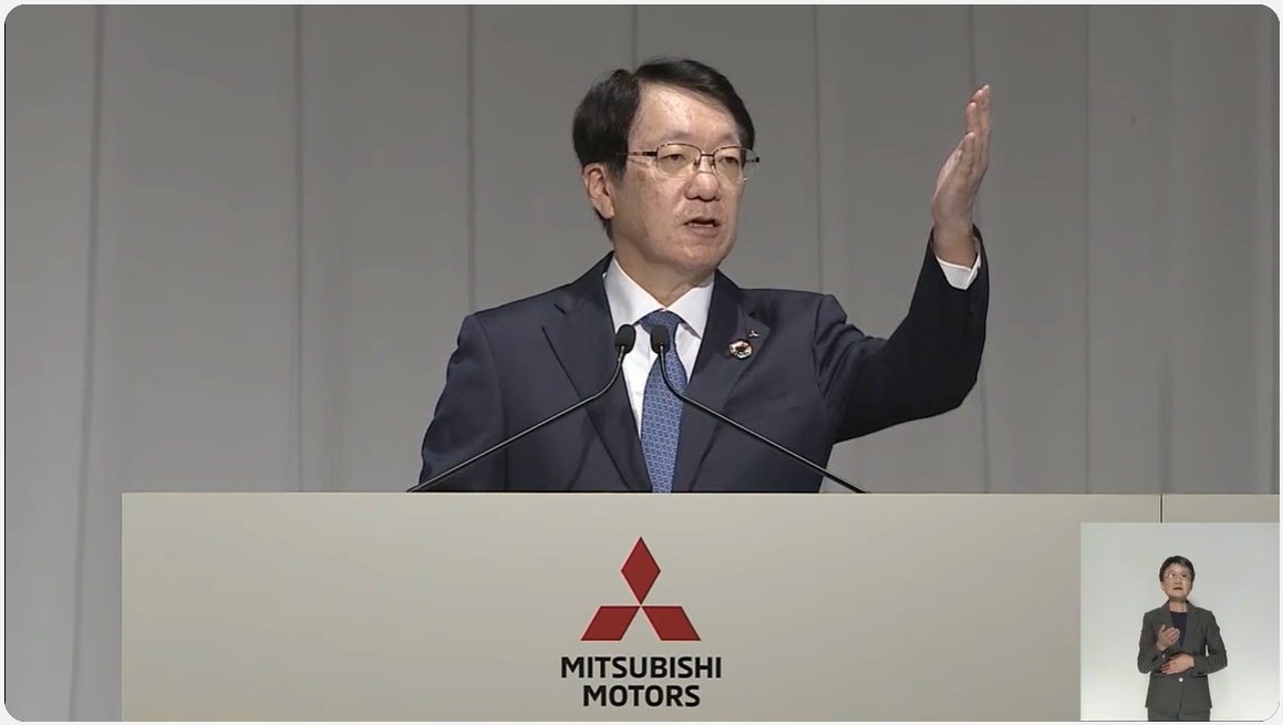 質問で挙手した株主を指名する加藤氏