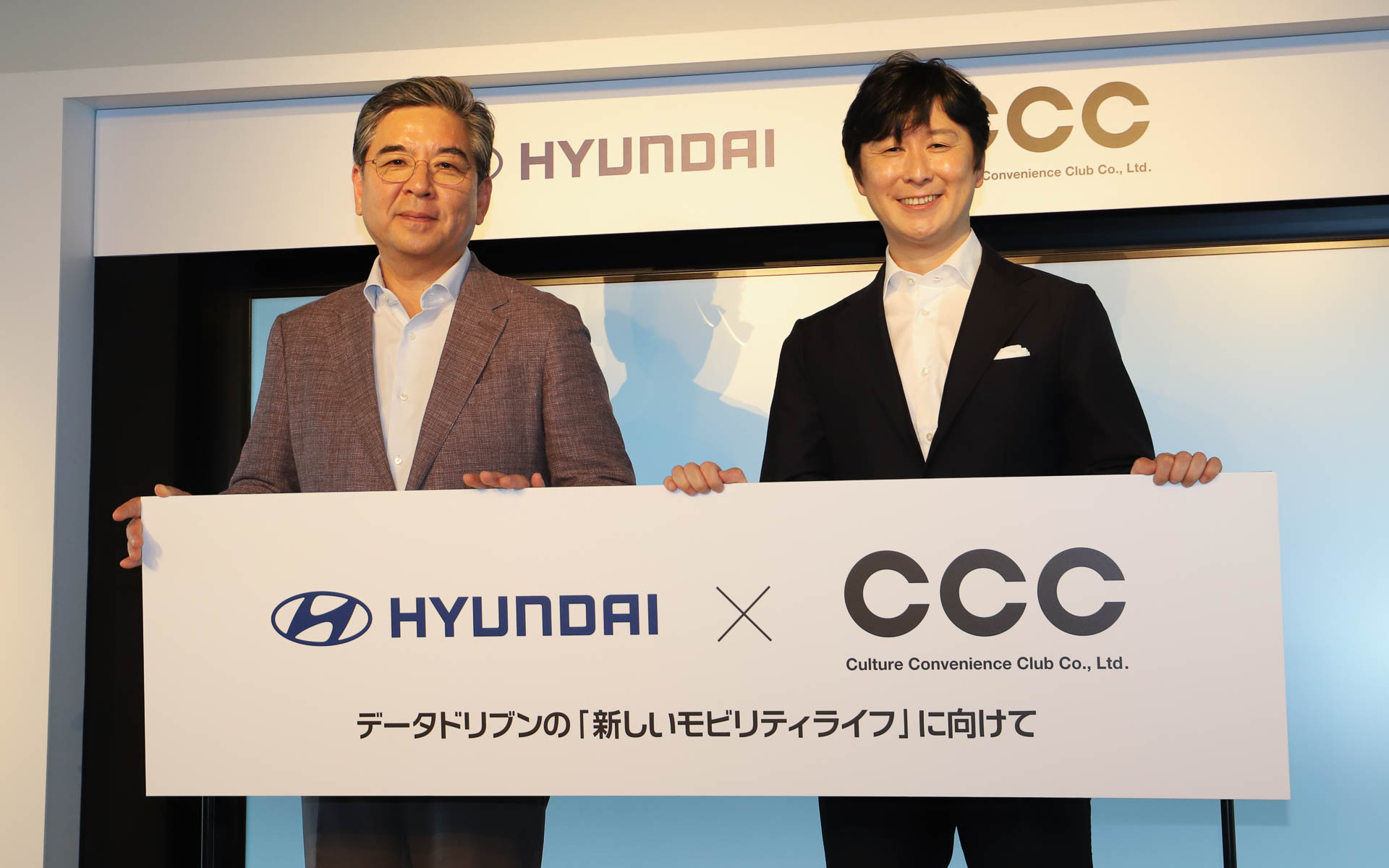 Hyundai Motor Company President＆CEOのチャン・ジェフン氏（左）、カルチュア・コンビニエンス・クラブ株式会社 代表取締役社長兼COO 髙橋誉則氏（右）