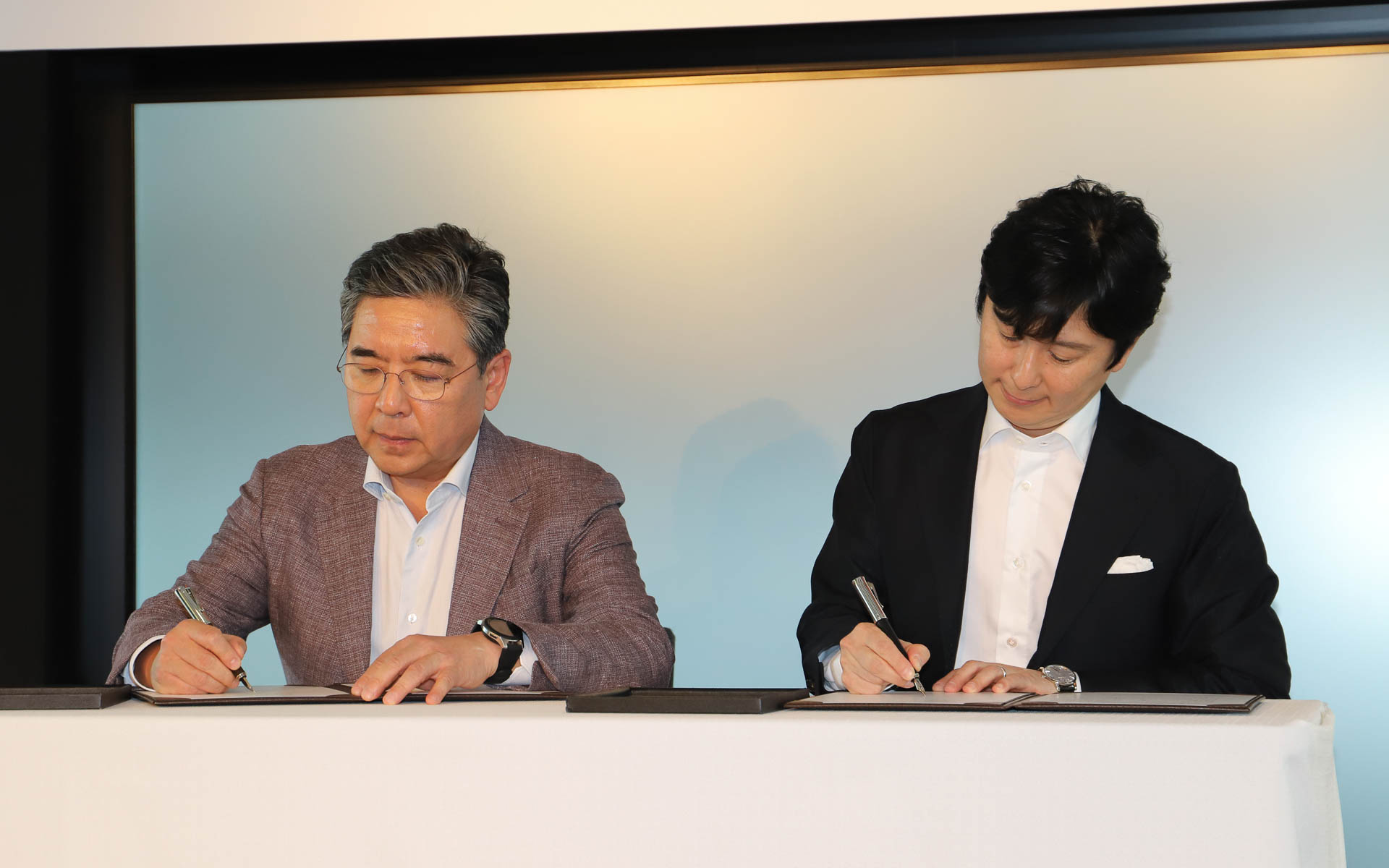 Hyundai Motor Company President＆CEOのチャン・ジェフン氏とカルチュア・コンビニエンス・クラブ株式会社 代表取締役社長兼COO 髙橋誉則氏による調印式