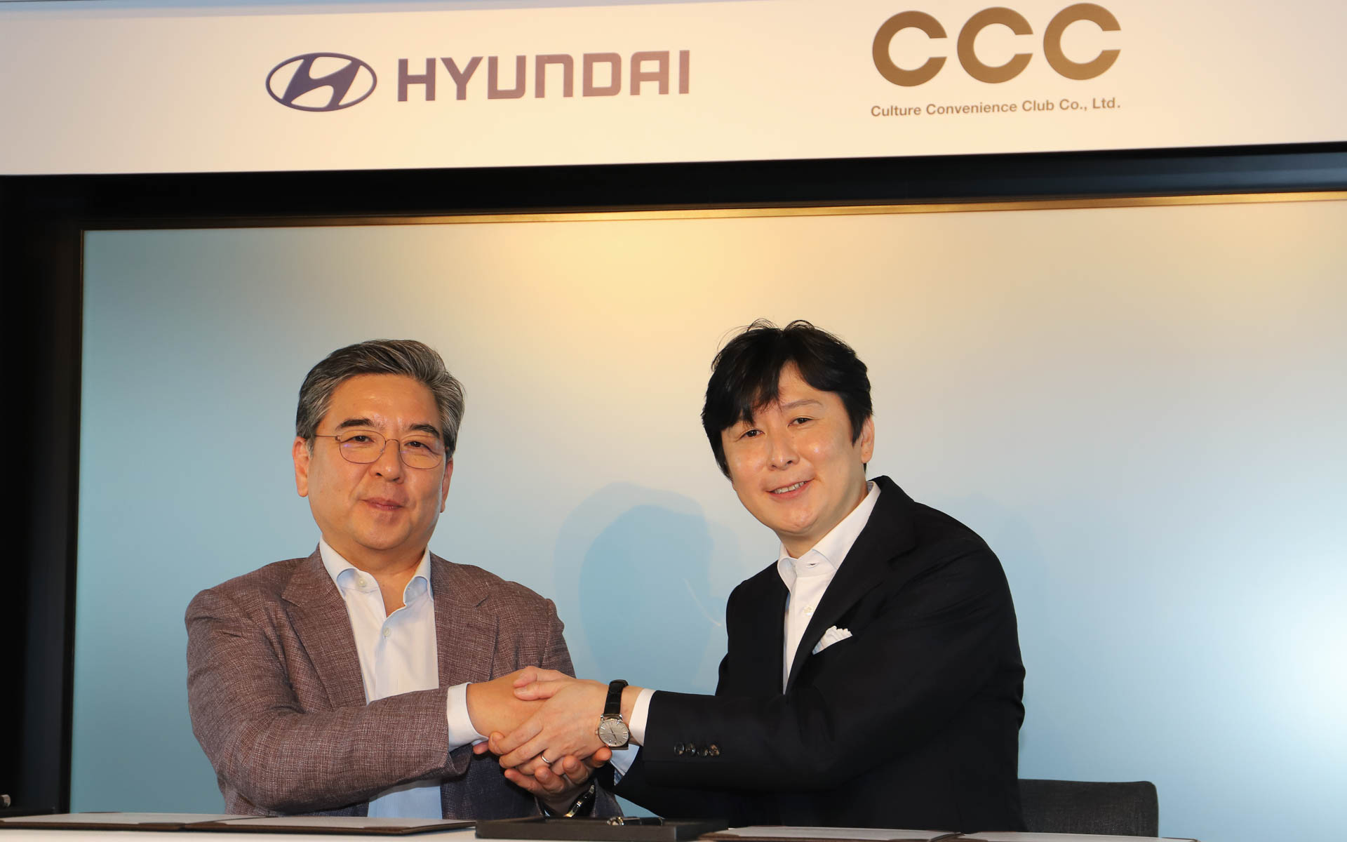 Hyundai Motor Company President＆CEOのチャン・ジェフン氏とカルチュア・コンビニエンス・クラブ株式会社 代表取締役社長兼COO 髙橋誉則氏による調印式