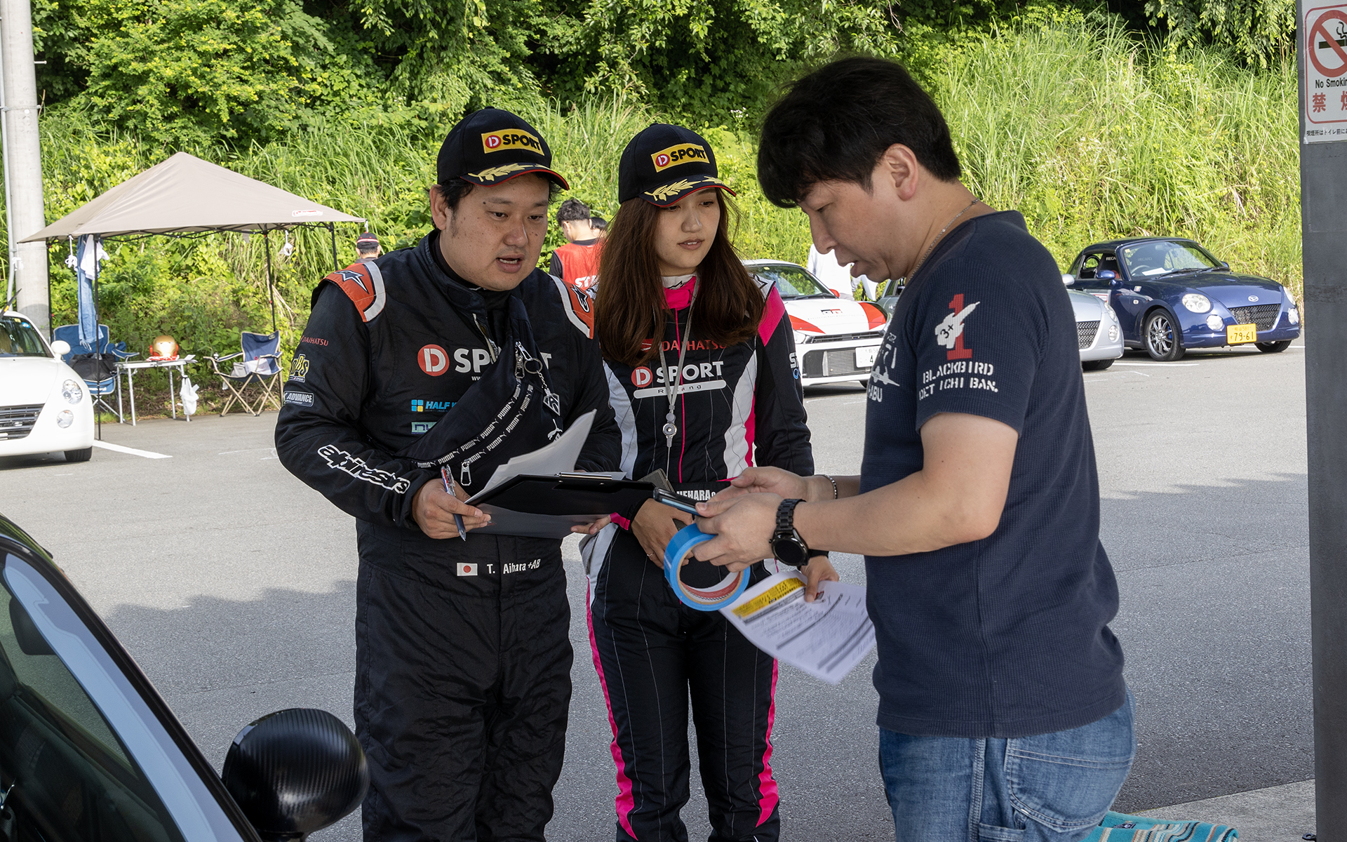 朝は参加受け付け後に安全装備のチェックを中心とした車検が行なわれる