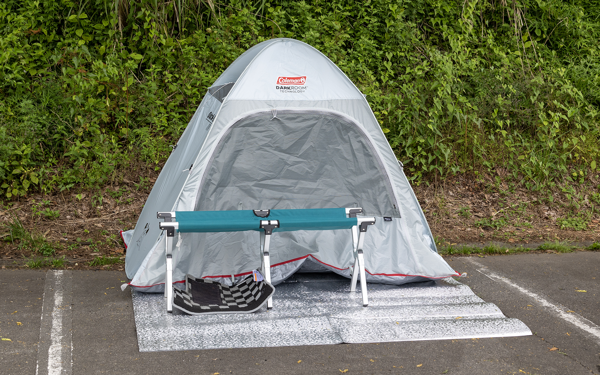 サーキット走行では車内の荷物は下ろす必要があるが、降ろしたものを置いておくためにポップアップテントを用意してくる人は多い。雨天などではとくに重宝する。ポップアップテントはしまうとコンパクトになるので軽自動車にも向いている