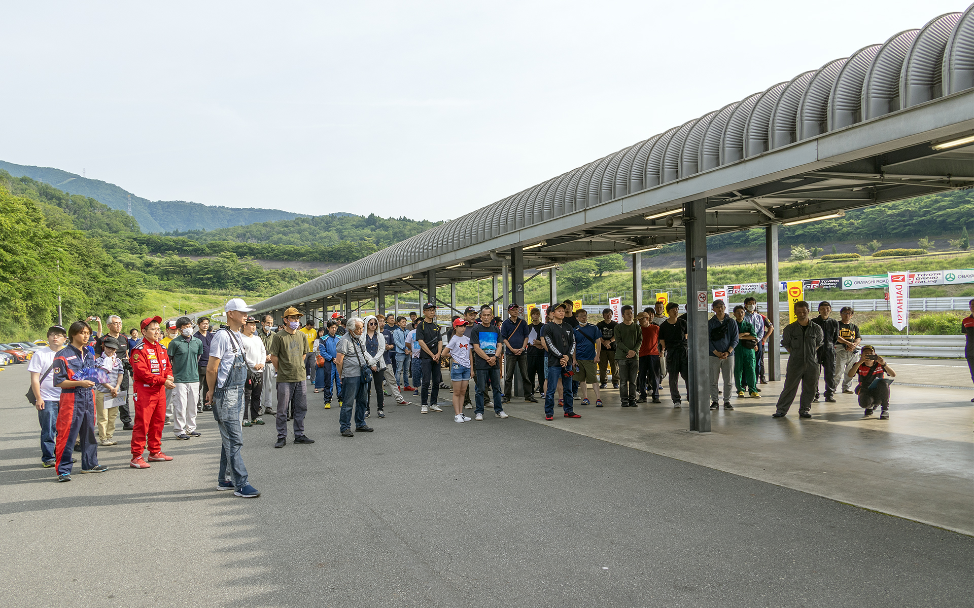 今回は富士スピードウェイのショートサーキットで開催。写真は朝のドライバーズミーティングの風景