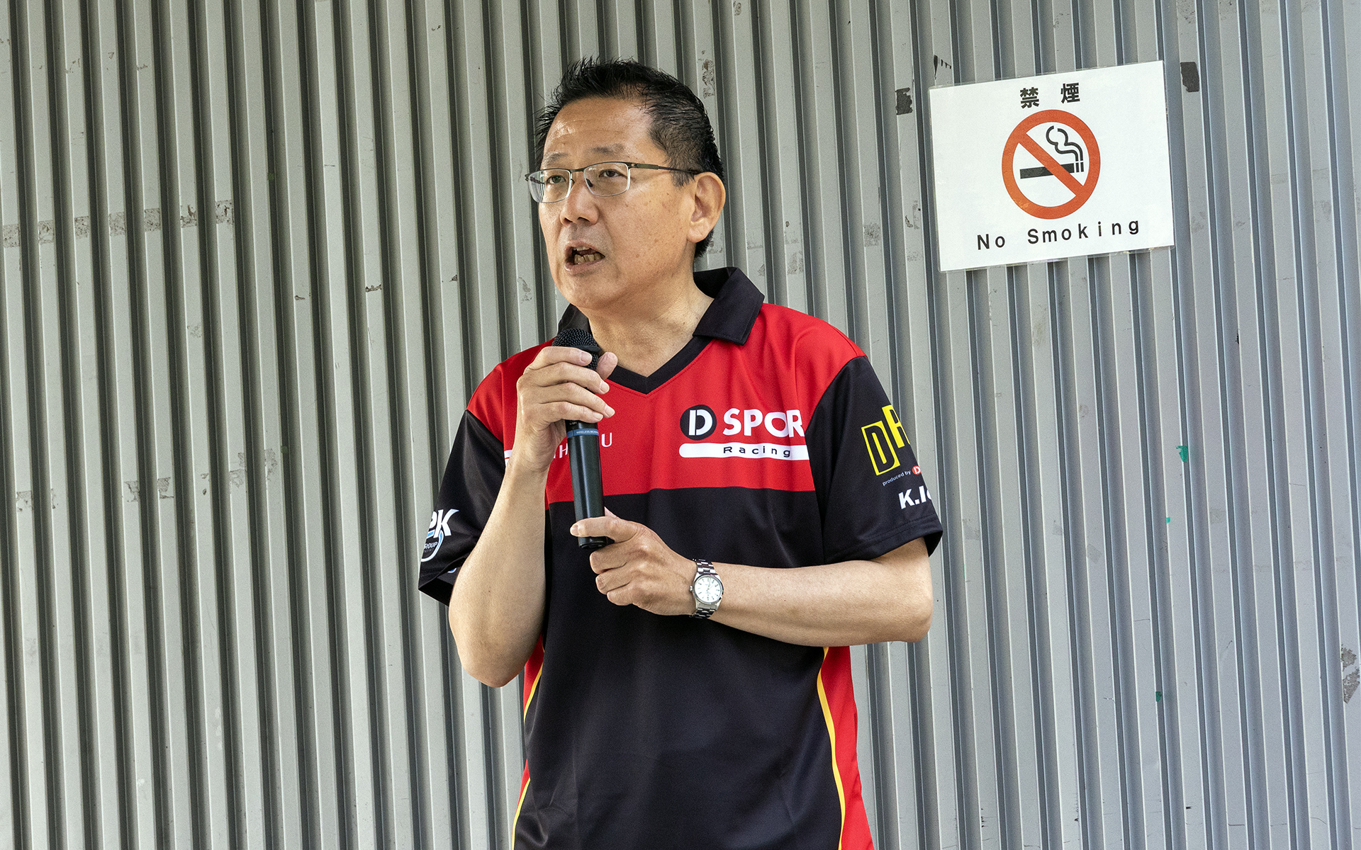 ダイハツ工業株式会社 コーポレート統括本部 DGR主査兼D-SPORT Racingチーム代表の井出慶太氏のあいさつ。ダイハツ工業による不祥事を参加者におわびしたのち、D-SPORT ＆ DAIHATSU Challenge Cupが開催できた喜びの気持ちを語った
