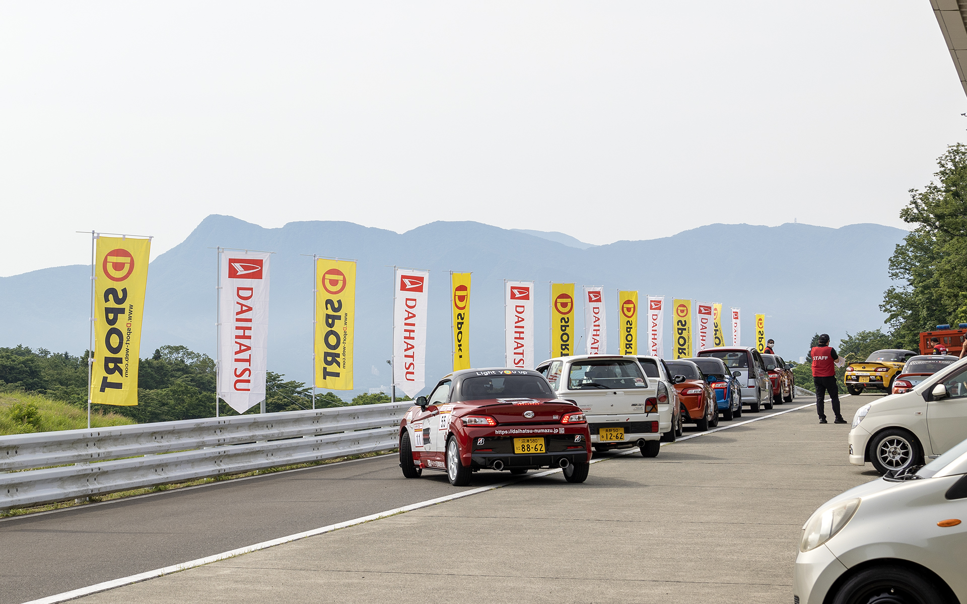 走行順がきたらピットロードへ整列。この時点でヘルメット、グローブ、シートベルトなどは正しく装着していることが最低条件