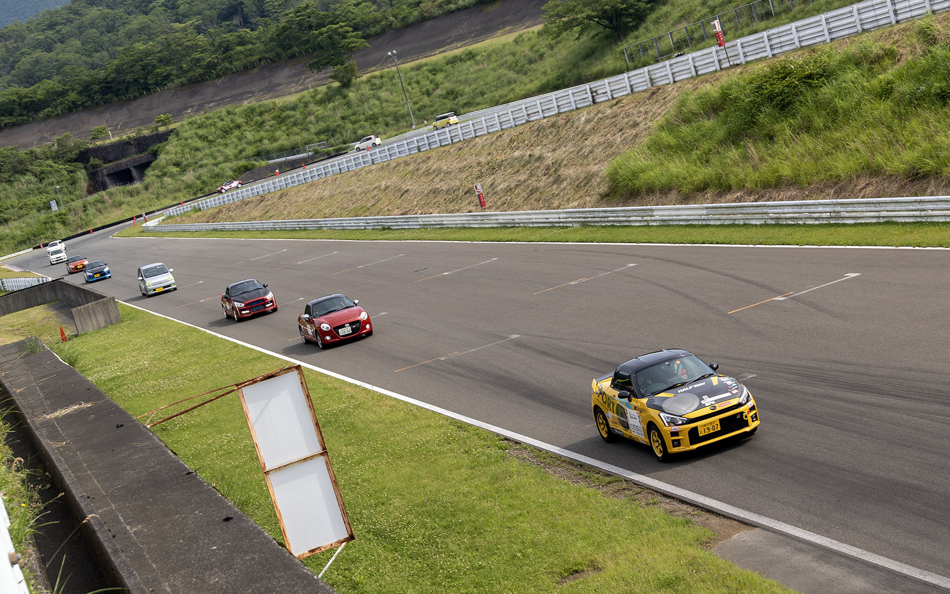 最初の走行枠ではインストラクターの乗るクルマがスローペースで先導し、コースに慣れる時間を設けている。これを利用して余分な緊張をとりのぞこう