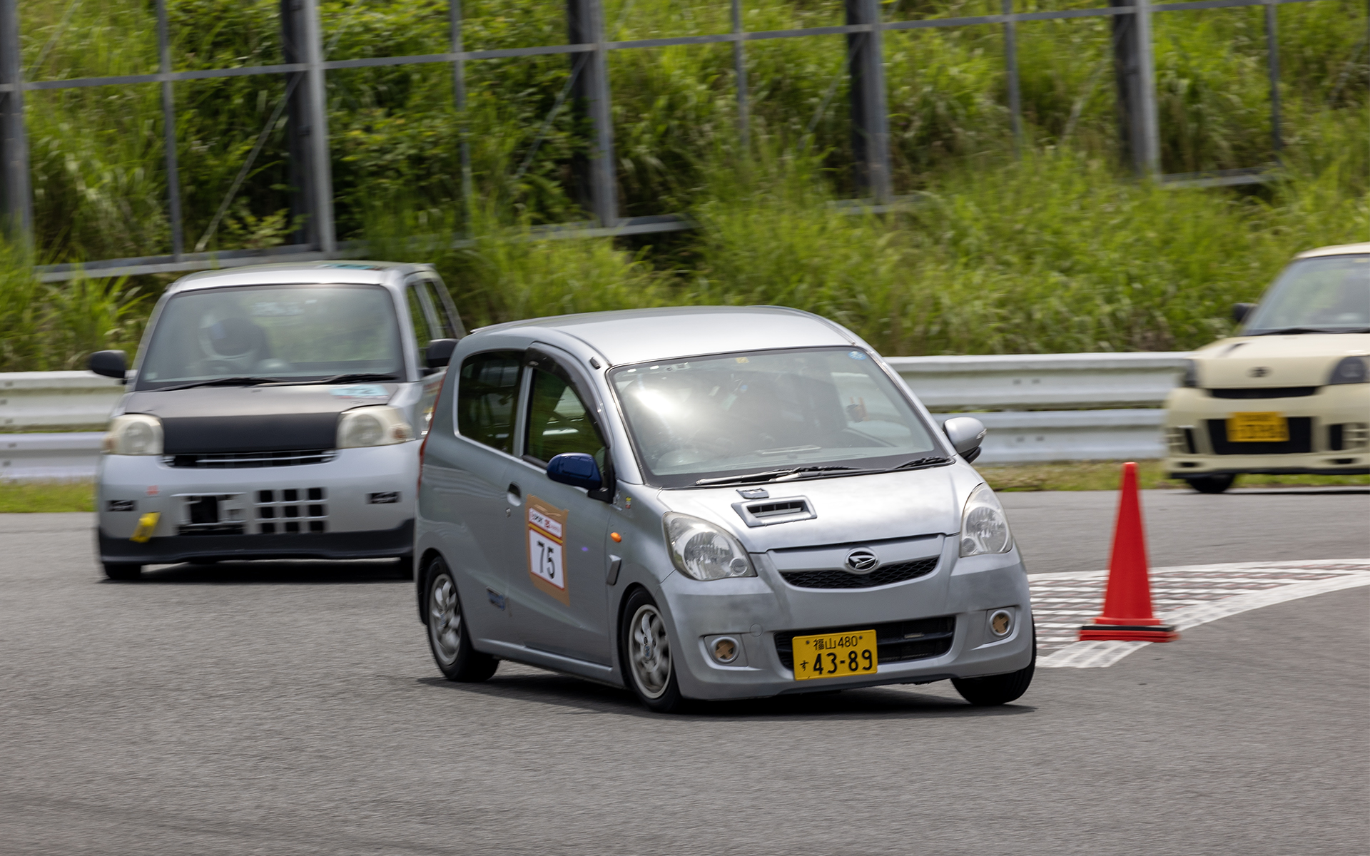 走行中は後方の確認を徹底して、速いクルマの接近を見逃さないようにする。そしてストレート区間で安全に抜いてもらうor抜くというルール