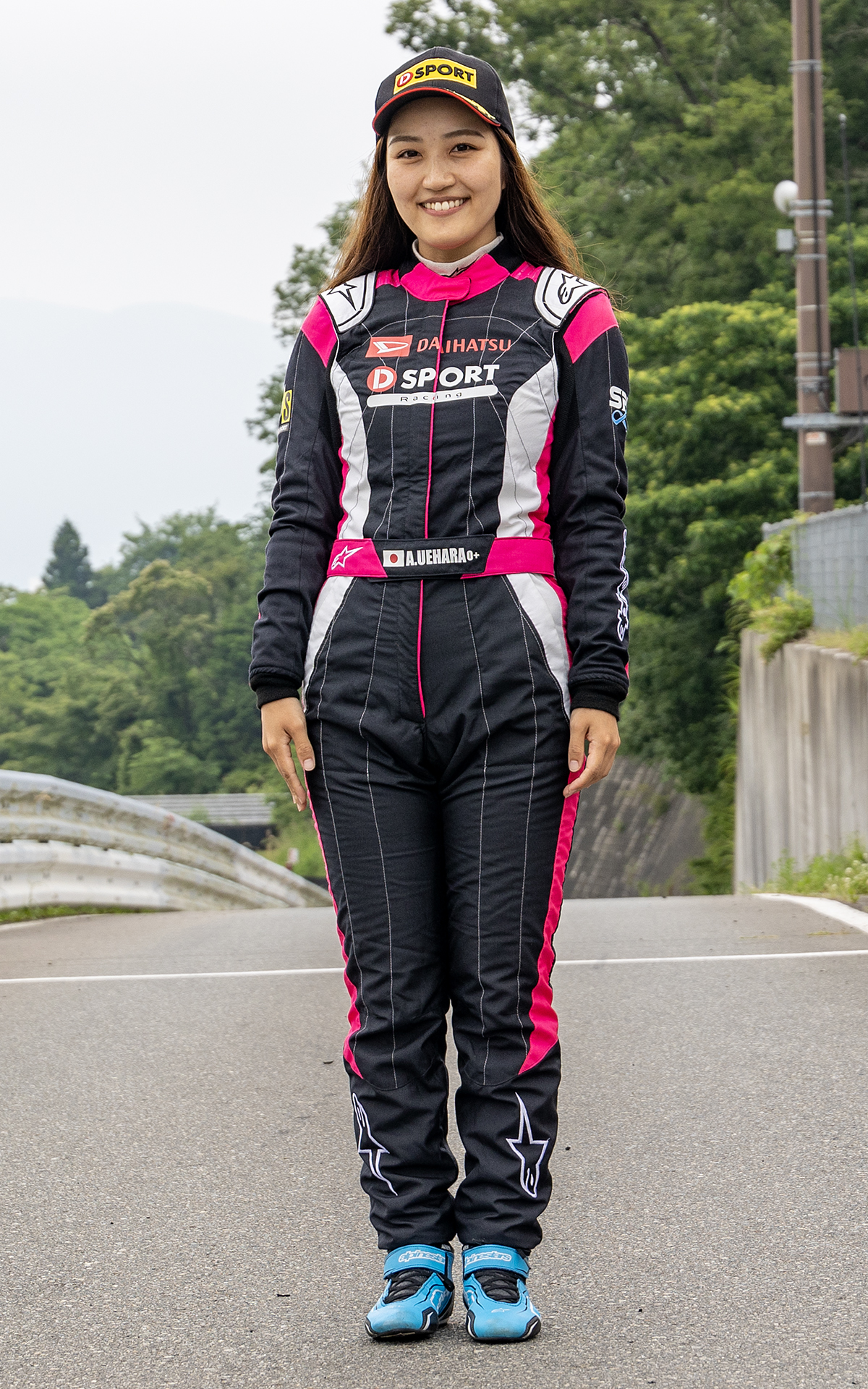 フリーアナウンサーの上原さんが着用しているのはSPKが取り扱う「アルパインスターズ」のレーシングギア。走行会を趣味とするならレーシングスーツなどをそろえるのはお勧め。気持ちが引き締まるだけでなく、運転のしやすさや安全性が高まる．趣味だからこそ、楽しく走れてリスクを抑える面への投資はありだろう