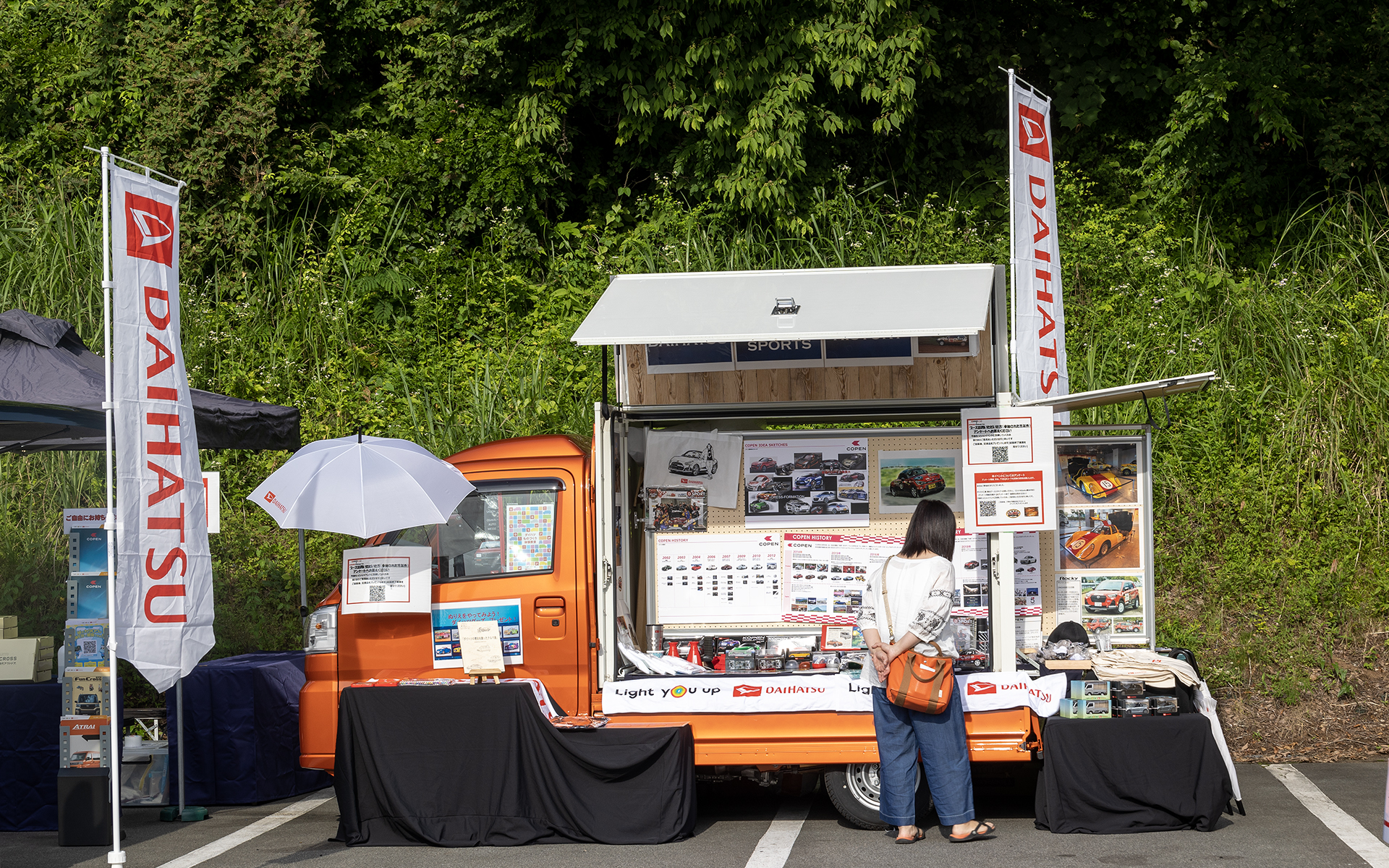 コース外のパドックには、ダイハツの「Nibako（ニバコ）」を、ダイハツ工業とSPKともに用意