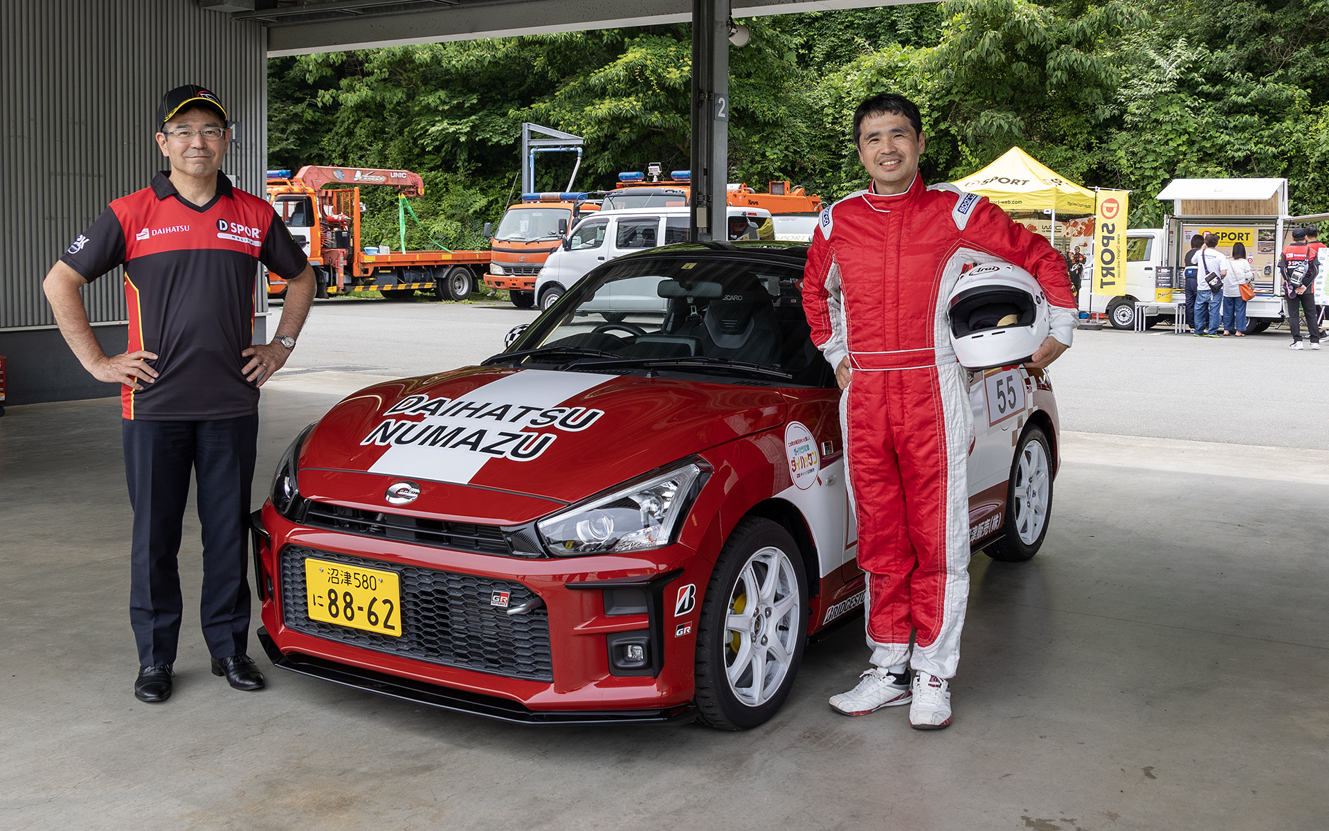 ダイハツ沼津販売のデモカー。ダブルエントリーでダイチャレターボクラスとコペンビギナーに参加。ダイハツ沼津販売ではクルマの会社として地域とつながる活動を行なっていて、このコペンGRスポーツもその一環として制作したもの。若い人を含めて多くの人にクルマ好きになってほしいという思いから、エリア各地のイベントに車両を展示しているとのこと