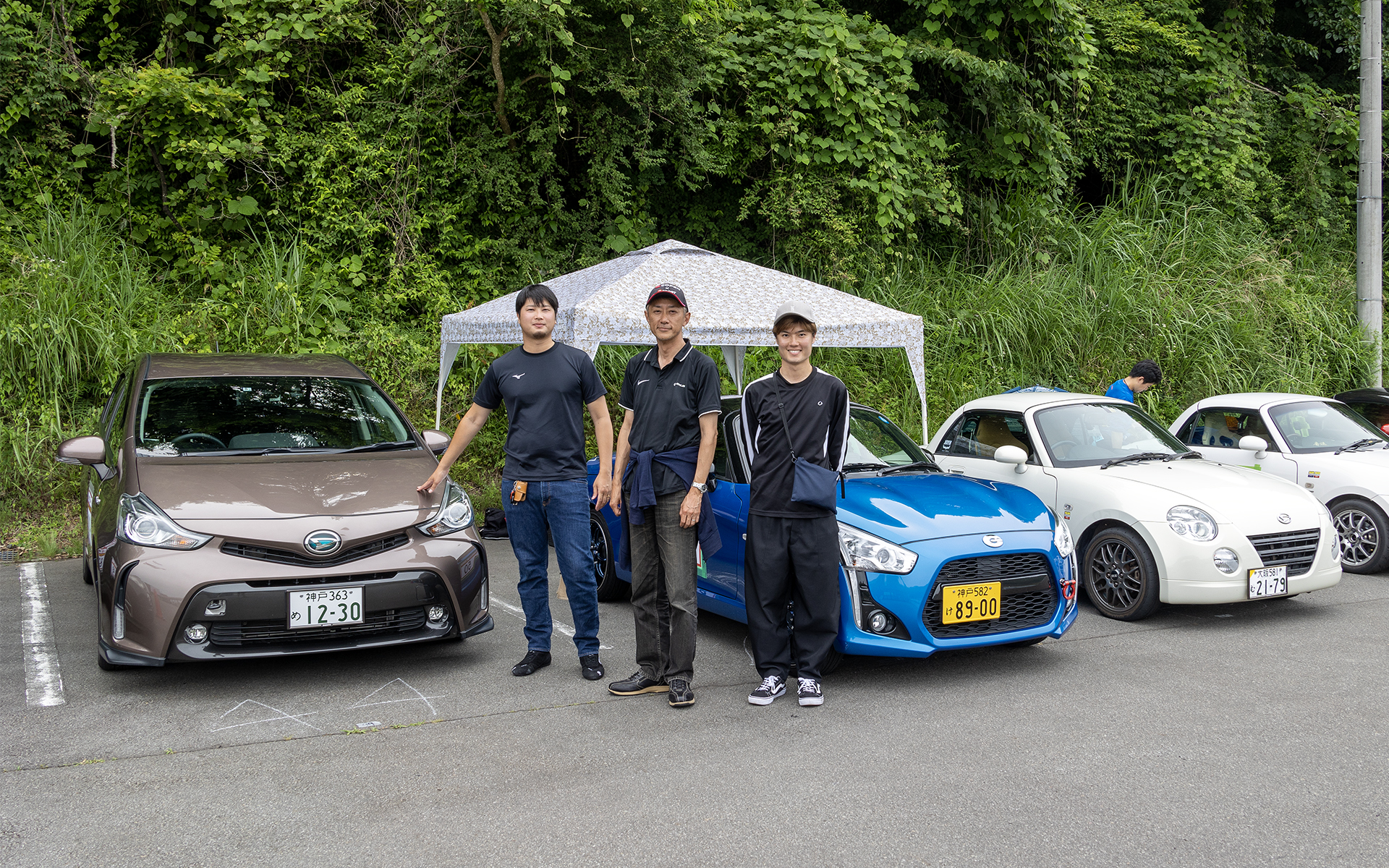 プリウスのダイハツ版「メビウス」、そしてコペンROBE、コペンの3台はダイハツ工業の用品開発部門の方々。仕事ではなくて趣味として参加。メビウスの「しゅーま」さんはTOYOTA GAZOO RacingラリーチャレンジにC-HRで参戦した経歴を持つ。400系コペンは室長の「ともにい」さん。サーキット走行は2回目。「もっと自分は速いと思っていたけれど上はいますね(笑)」と冗談交じりで感想を語ってくれた。そして880コペンの「あり」さんはサーキット初走行だが、上司のともにいさんいわく「けっこう速いです」とのことだった