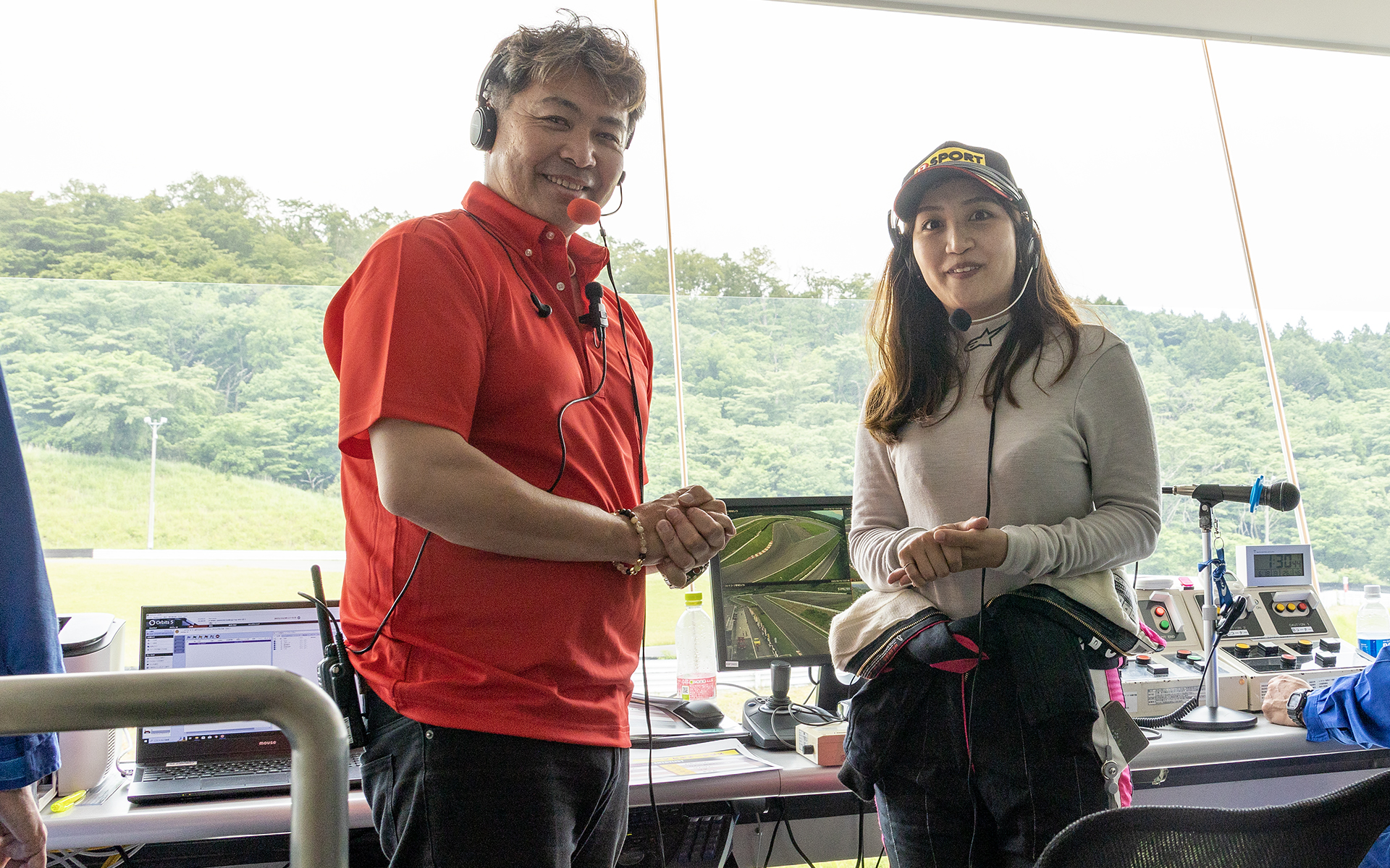 MCは運営担当の勝又氏が担当。手のあいている時間には上原さんも参加。モータースポーツでは初MCだったという