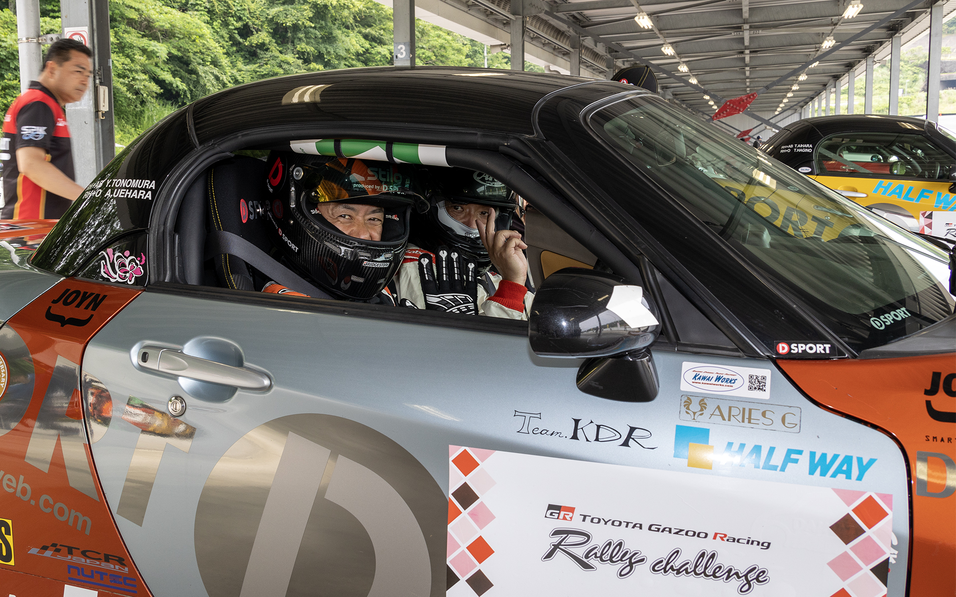 殿村氏や相原氏もエントラントからの質問に答えたり、同乗走行をしたりと忙しく動いていた