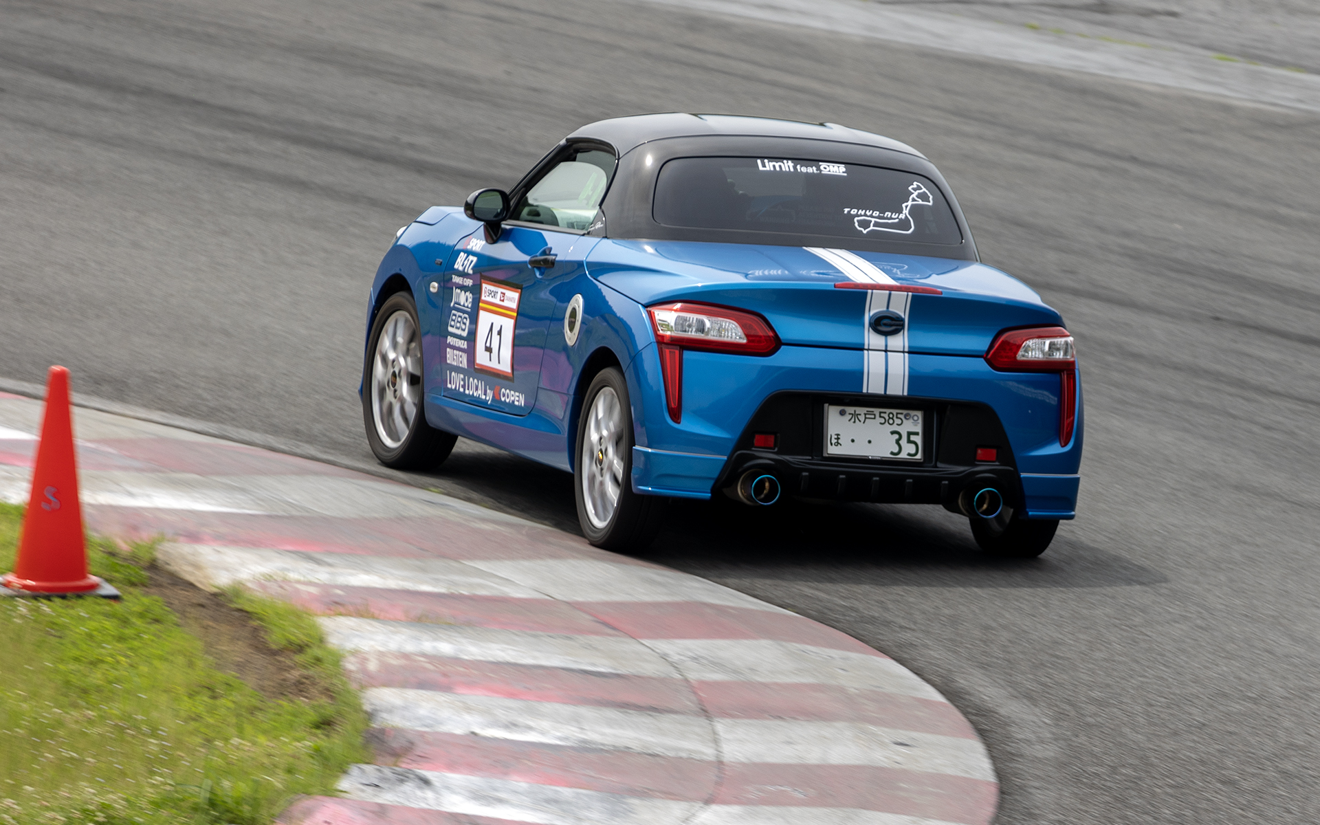 1コーナーを過ぎるとすぐに切り返す、その後にまたすぐに逆に大きく曲がりながらの急勾配となるので、1コーナーから2コーナーで速度が落ちすぎないようにするのがポイント