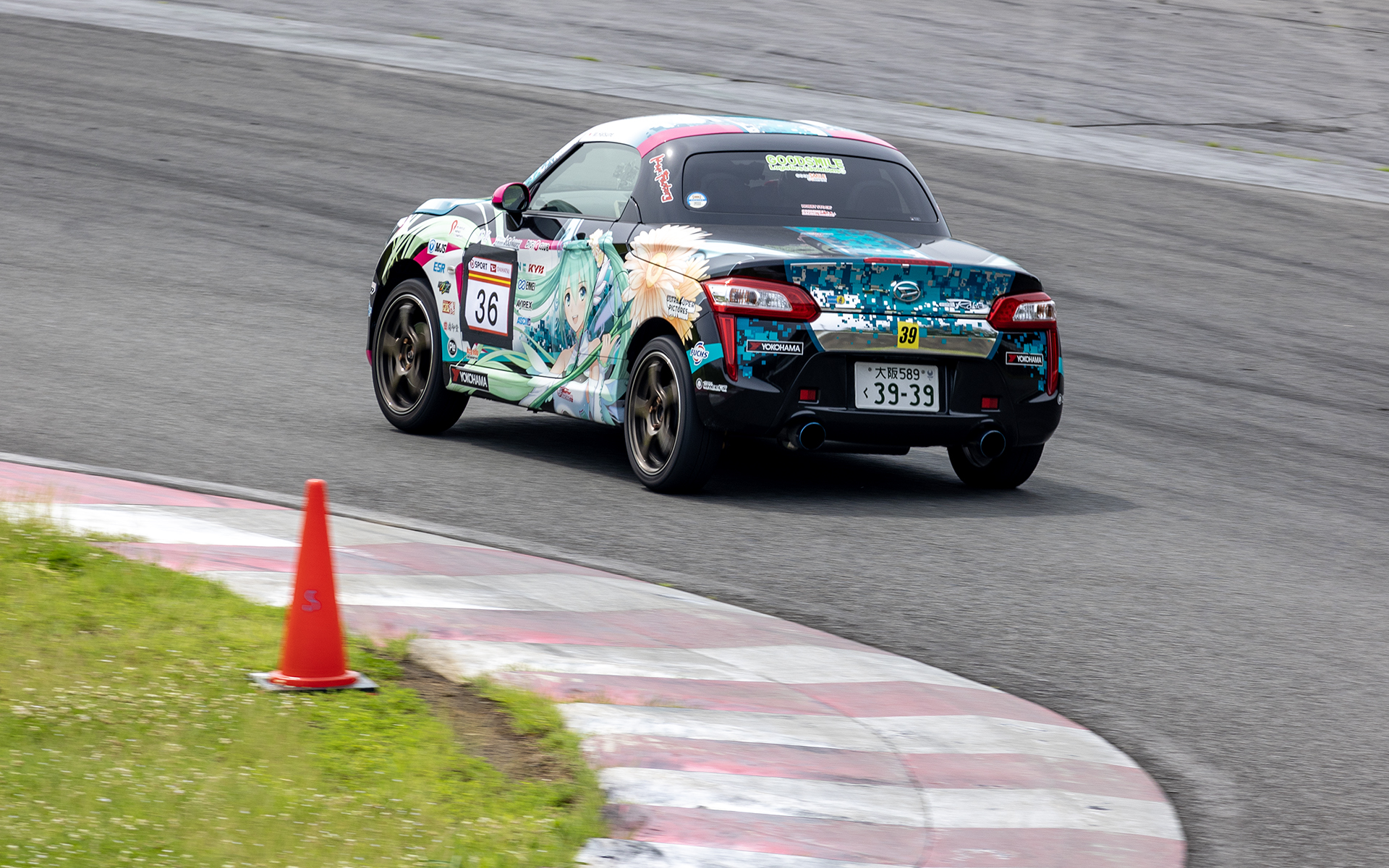 今回のコースでは、前日に試走した殿村選手と相原選手が、コーナーごとに目印になるコーンを立てていたので、参加者はそれを目印に走行ラインを組み立てていた