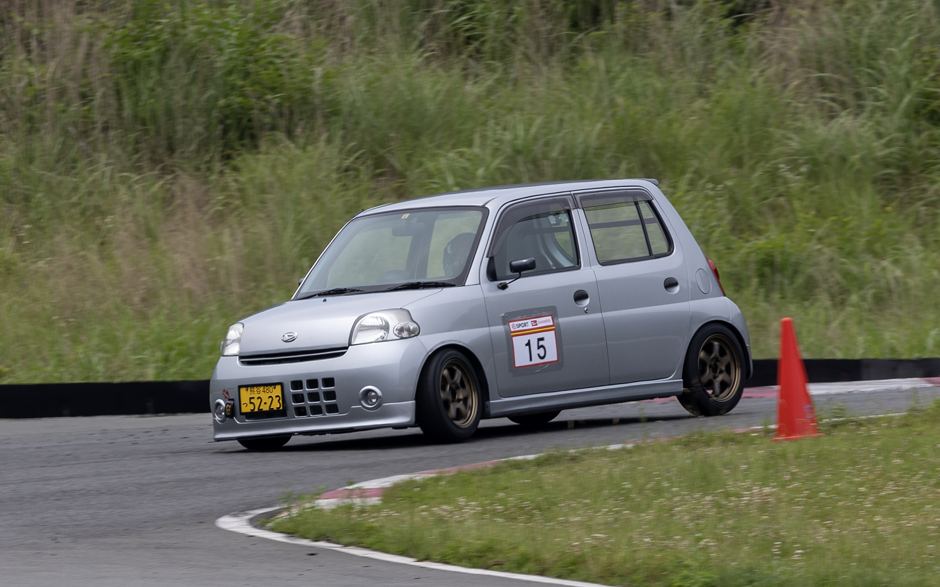 最終コーナーのまとめ方はタイムに大きく響くという。出口に近いイン側にも目印のコーンが置いてあった