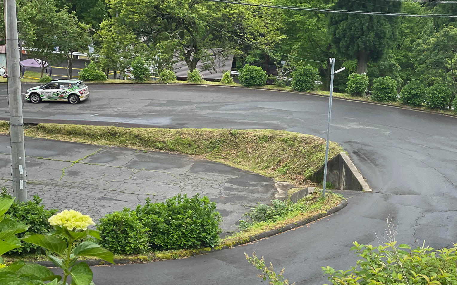 迫る右コーナに向けて短時間でも直線的に加速していく。速い！