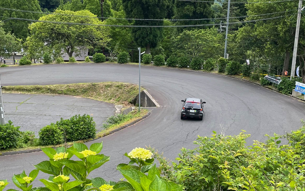 若干19歳。JN5のヤリス5MTで全日本に参戦する木内秀柾選手のコーナリング。コ・ドライバーは加勢直毅さん