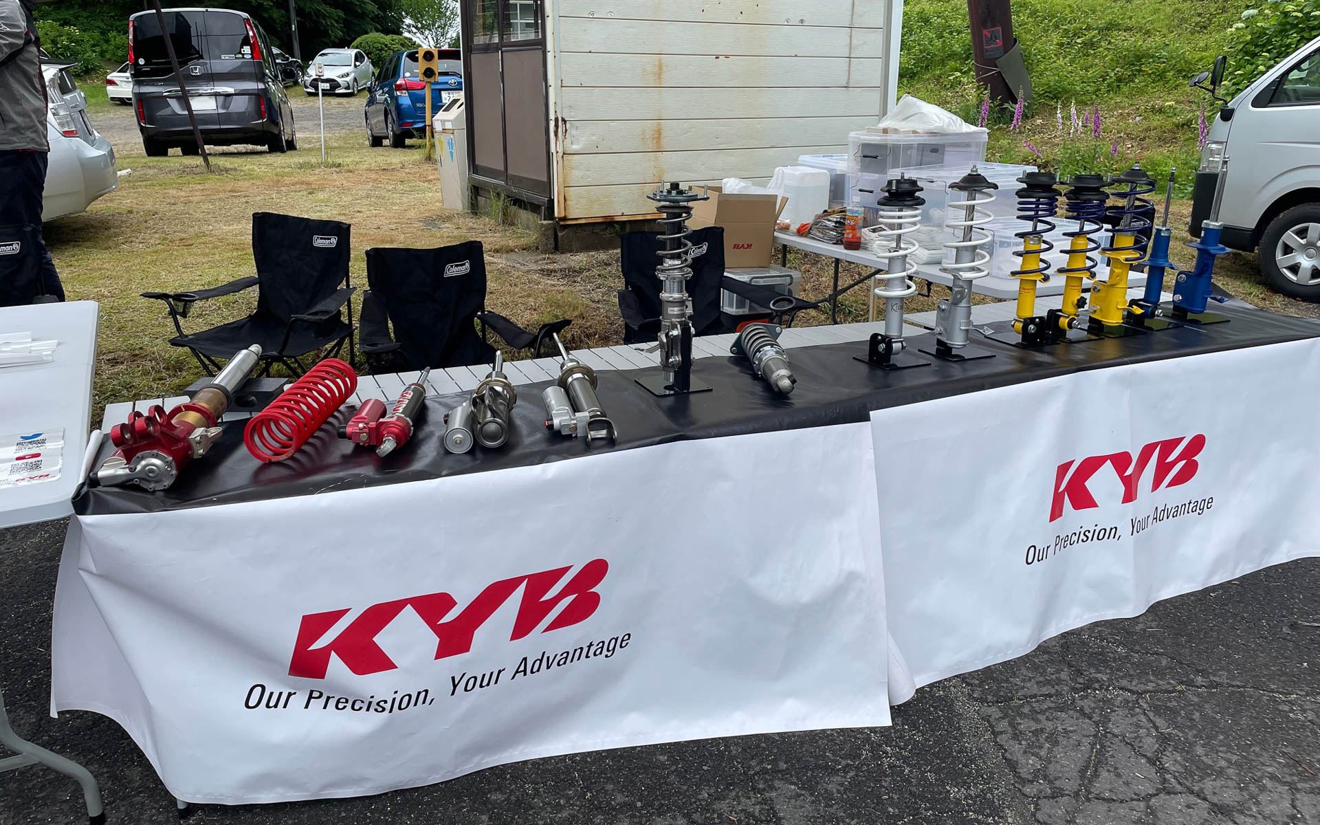 ギャラリーステージには狭いながらもGR京都伏見とKYBがブースを出しており、それぞれステッカーや旗などのグッズを配ってました