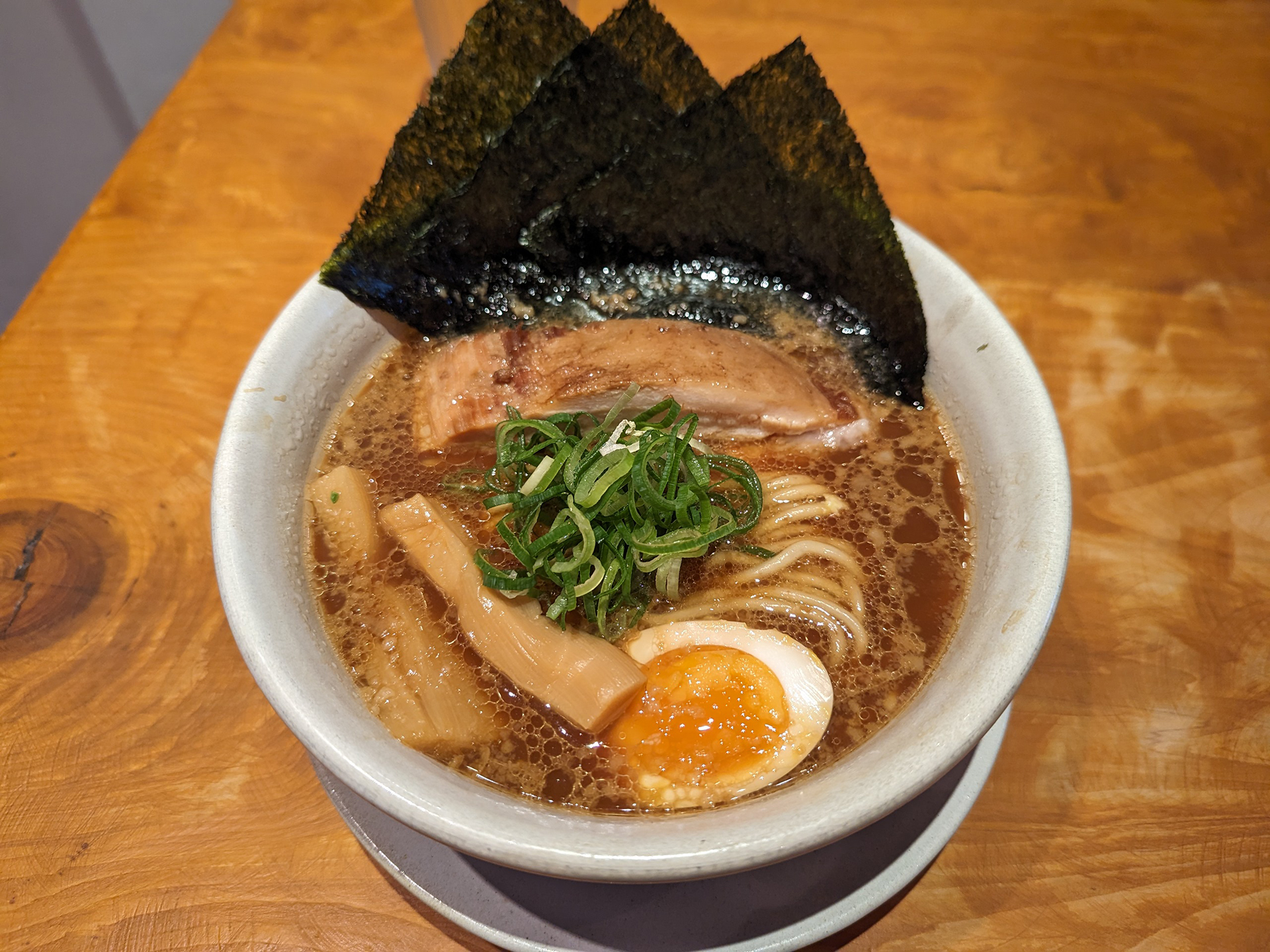 ラーメン、ウマー!!　ところで皆さん、おいしいラーメン屋さんがあったらTwitterのリプでも引リツでも直接編集部宛てにメールするでもいいので、ぜひ教えてください！