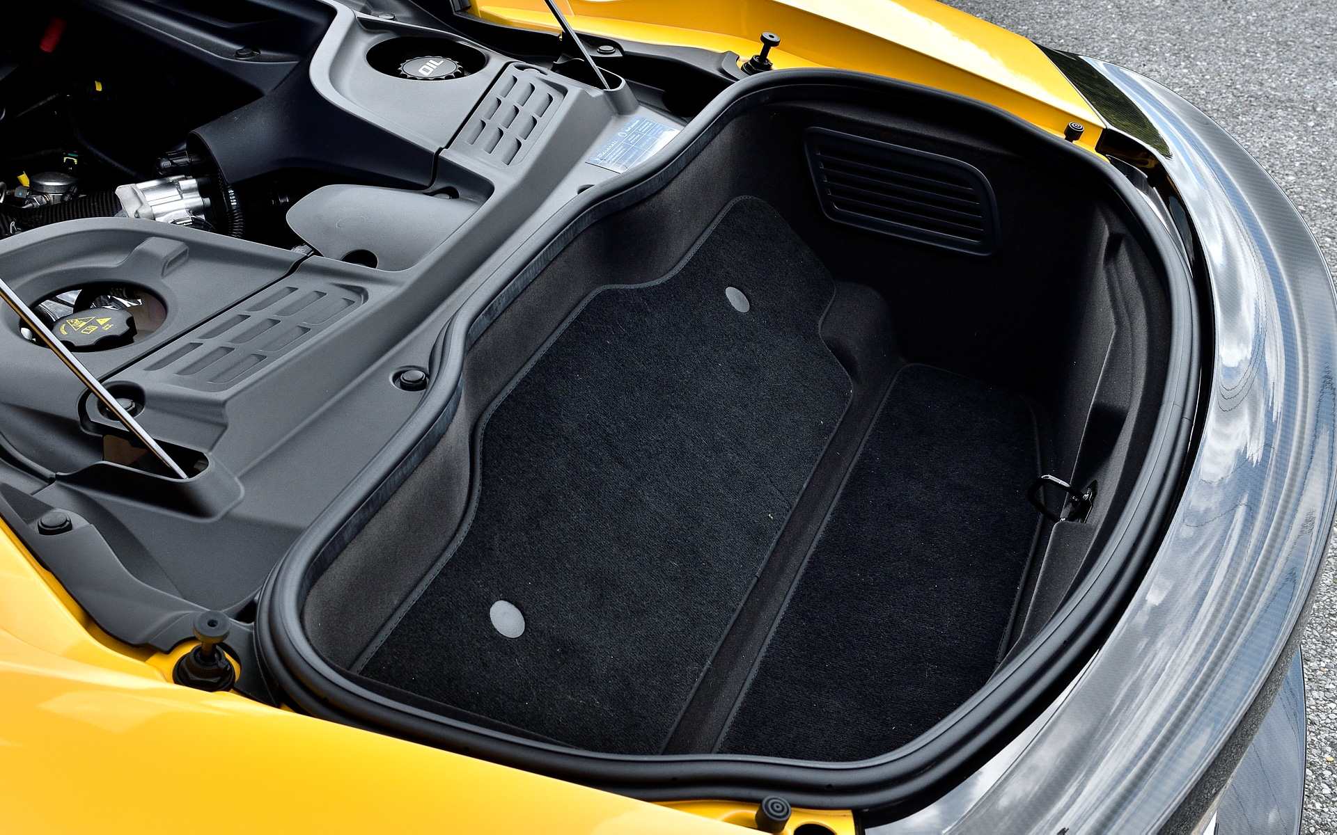 フロントトランク（上）とリアエンドのトランク（下）