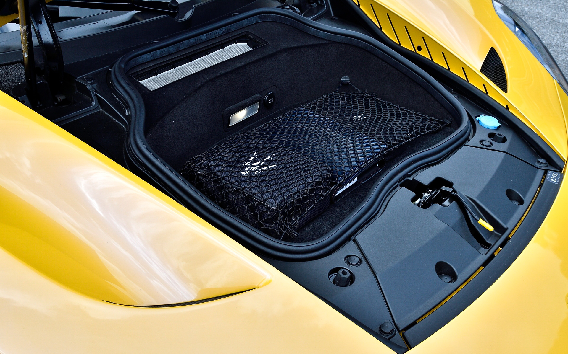 フロントトランク（上）とリアエンドのトランク（下）