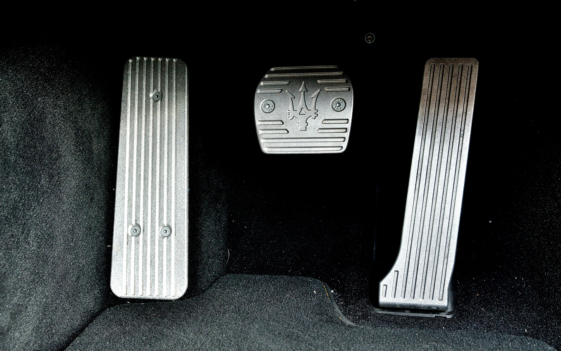 インテリアでは液晶メーターとマセラティ・マルティメディア・システム（MIA）用のスクリーンが備わる、デジタル化した次世代インターフェイスを採用