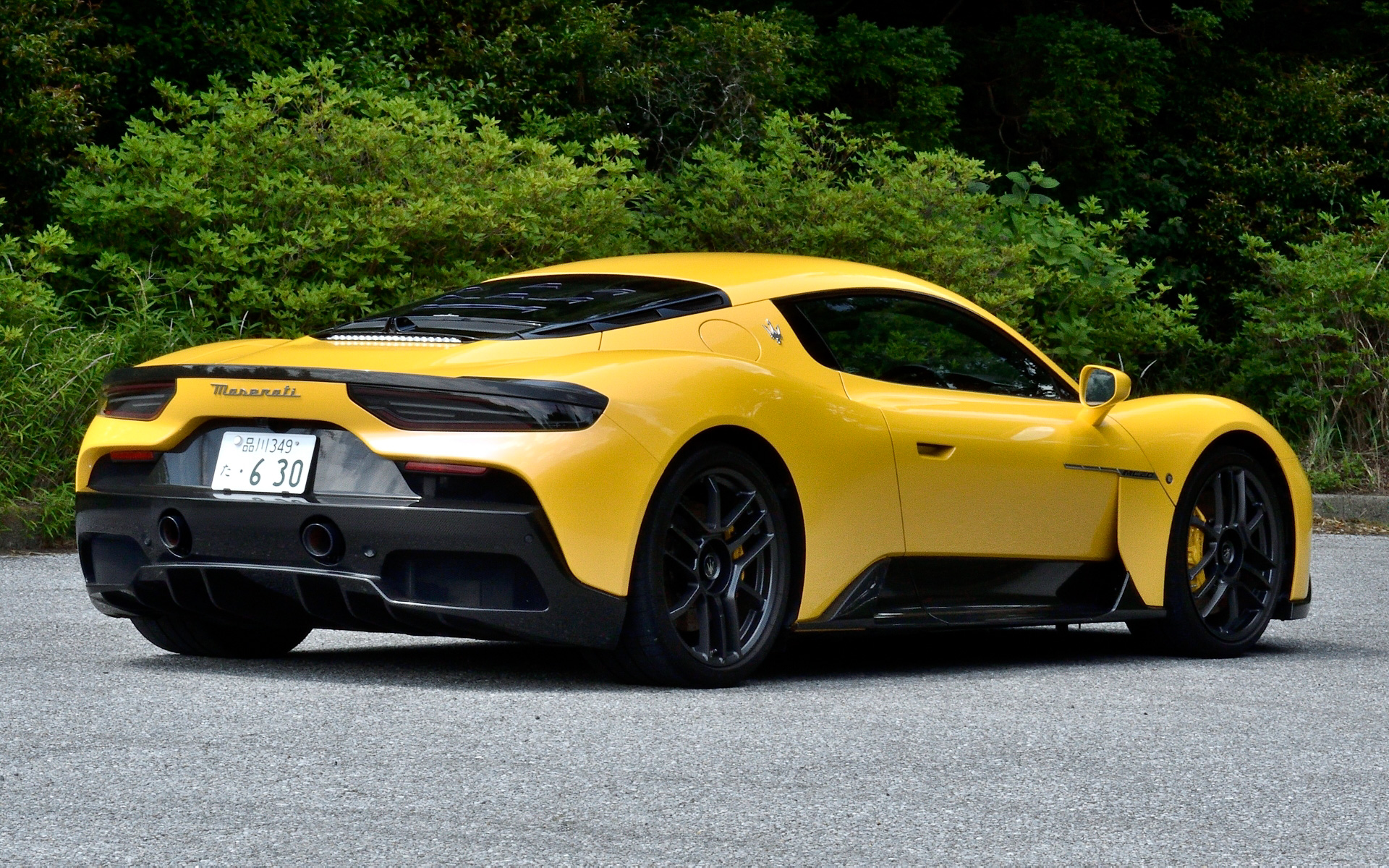 MC20のボディサイズは4670×1965×1220mm（全長×全幅×全高）、ホイールベースは2700mm。カーボンファイバー製のモノコックなどを採用し、車両総重量は1500kgとした