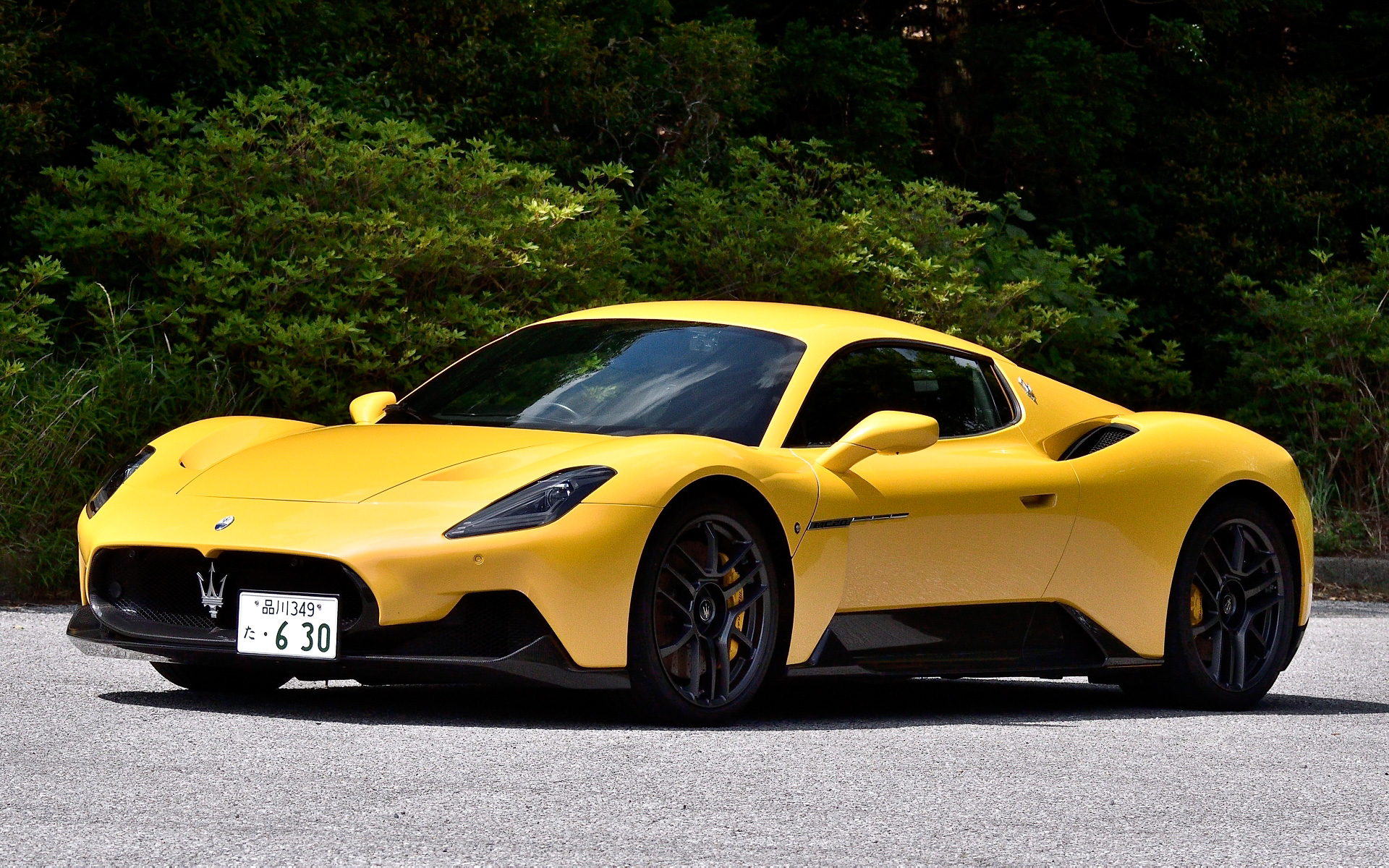 MC20のボディサイズは4670×1965×1220mm（全長×全幅×全高）、ホイールベースは2700mm。カーボンファイバー製のモノコックなどを採用し、車両総重量は1500kgとした