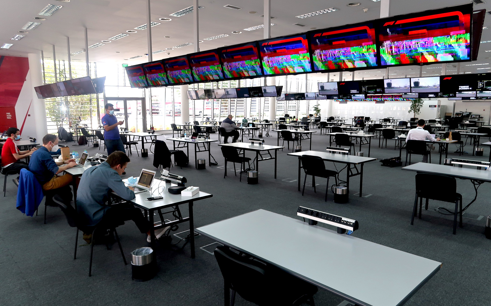 写真はバーレーンGPのもの。コロナ禍で長テーブルは個別テーブルに変わり、さらにこのように閑散としていた