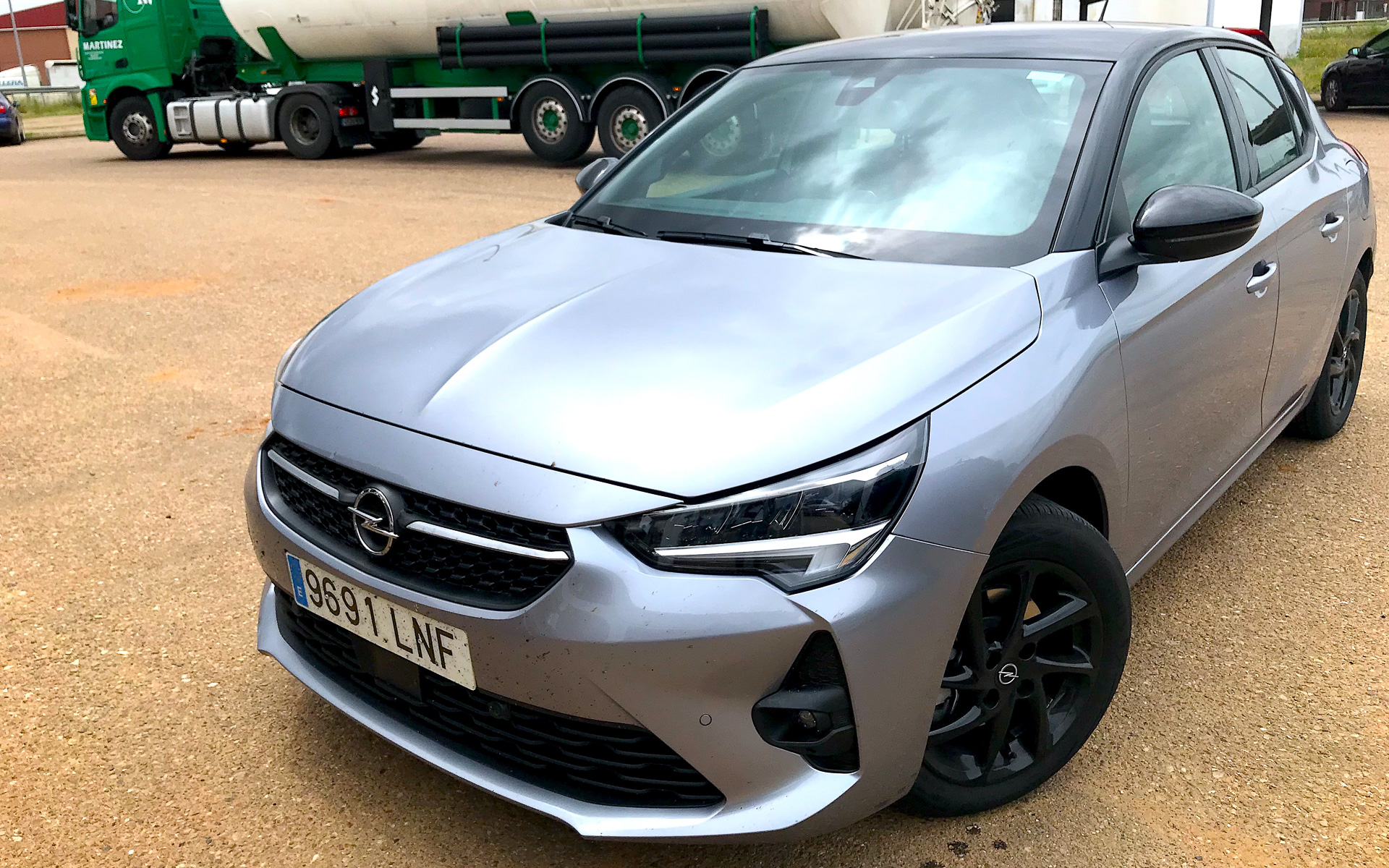 途中のサービスエリアにて休憩中