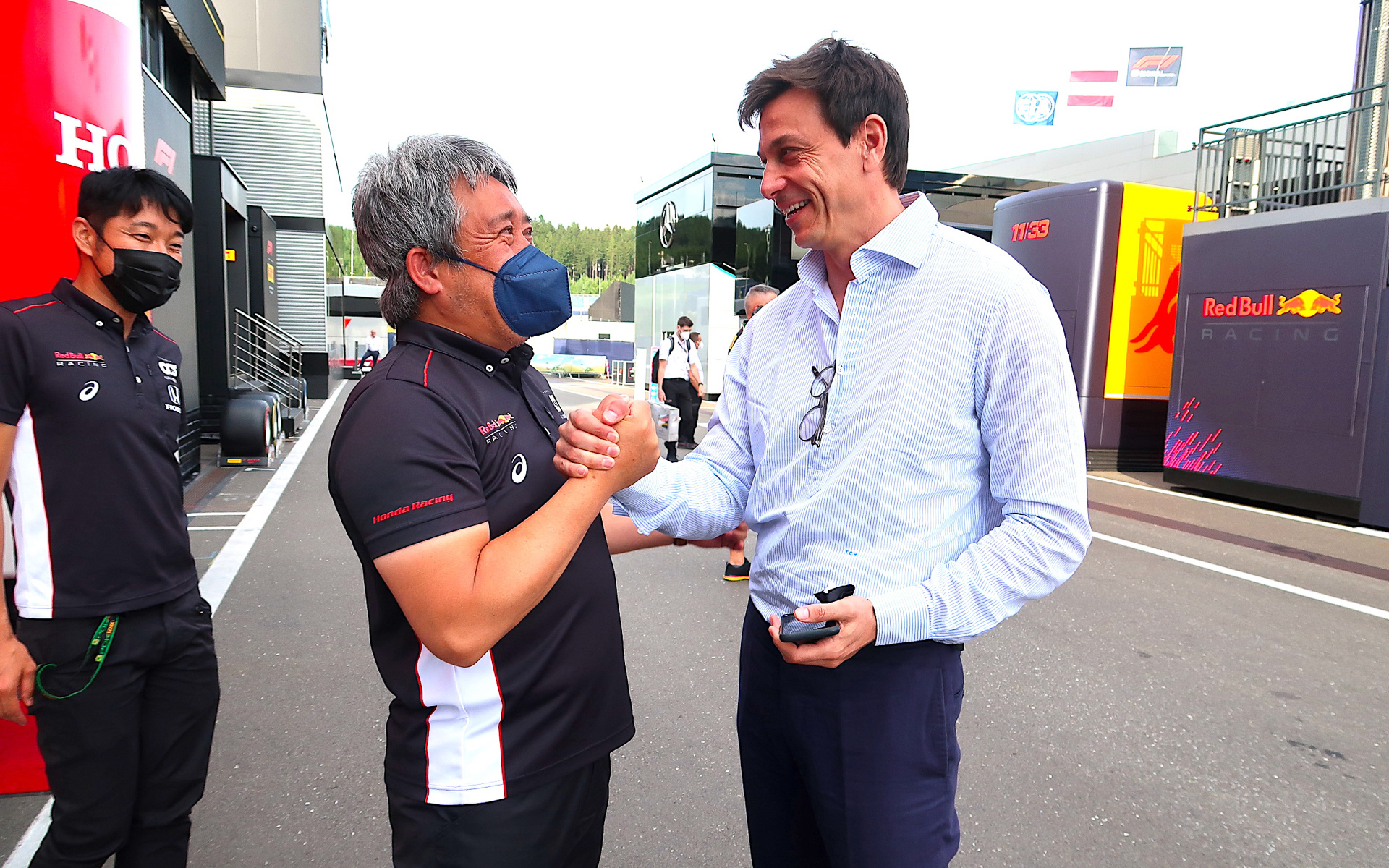 メルセデスのトト・ウォルフ代表が、ホンダのマネージングディレクターを務めていた山本雅史氏のもとを訪れ祝福