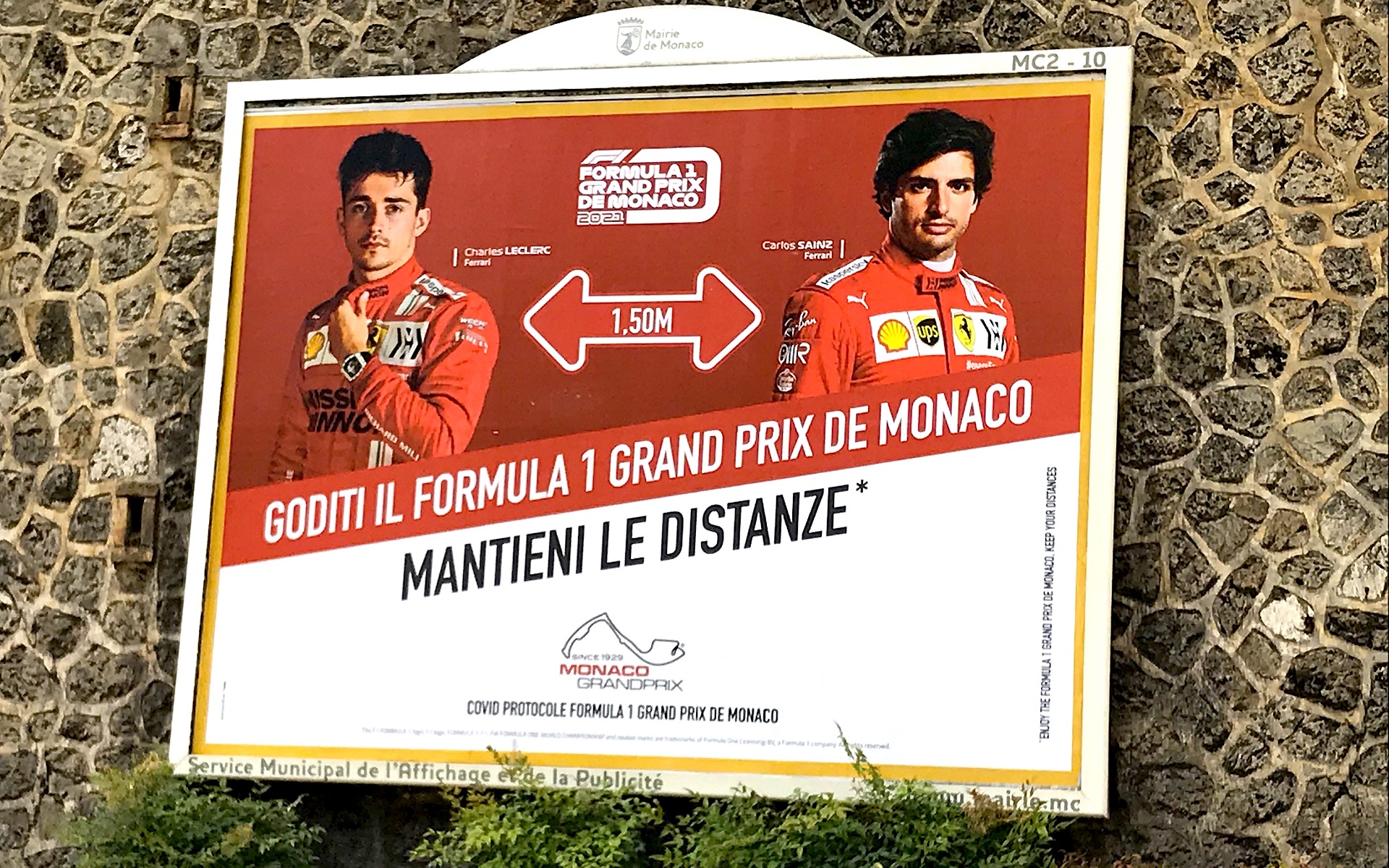 コロナで2021年に2年ぶりに復活したモナコGP。モナコGP名物、街中のマールボロの広告は、タバコの広告ではなく、ソーシャルディスタンスを推奨するものに変更されていた