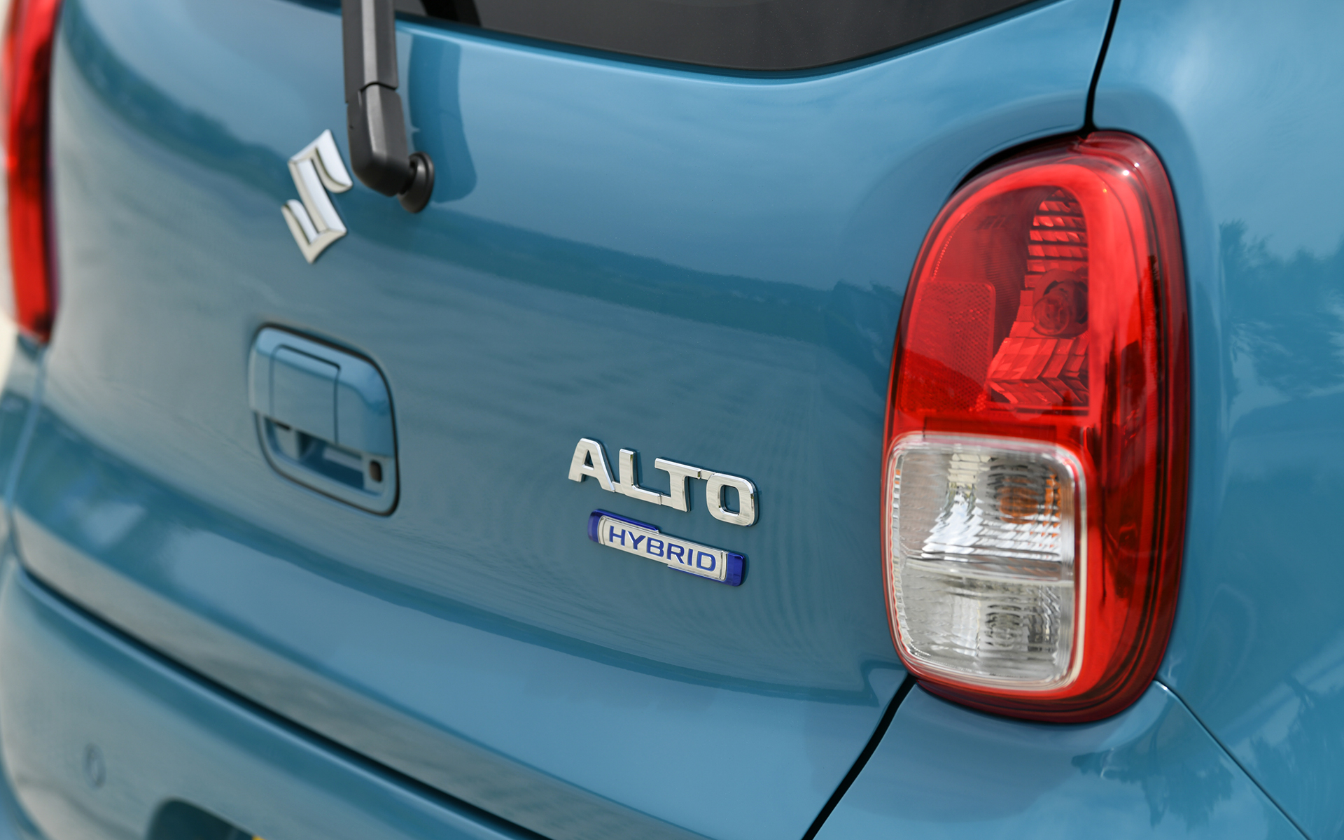 HYBRID XはLEDヘッドライト（ハイ/ロービーム、マニュアルレベリング機構付き）を標準装備。14インチアルミホイールにはダンロップ「エナセーブ EC300＋」を組み合わせる