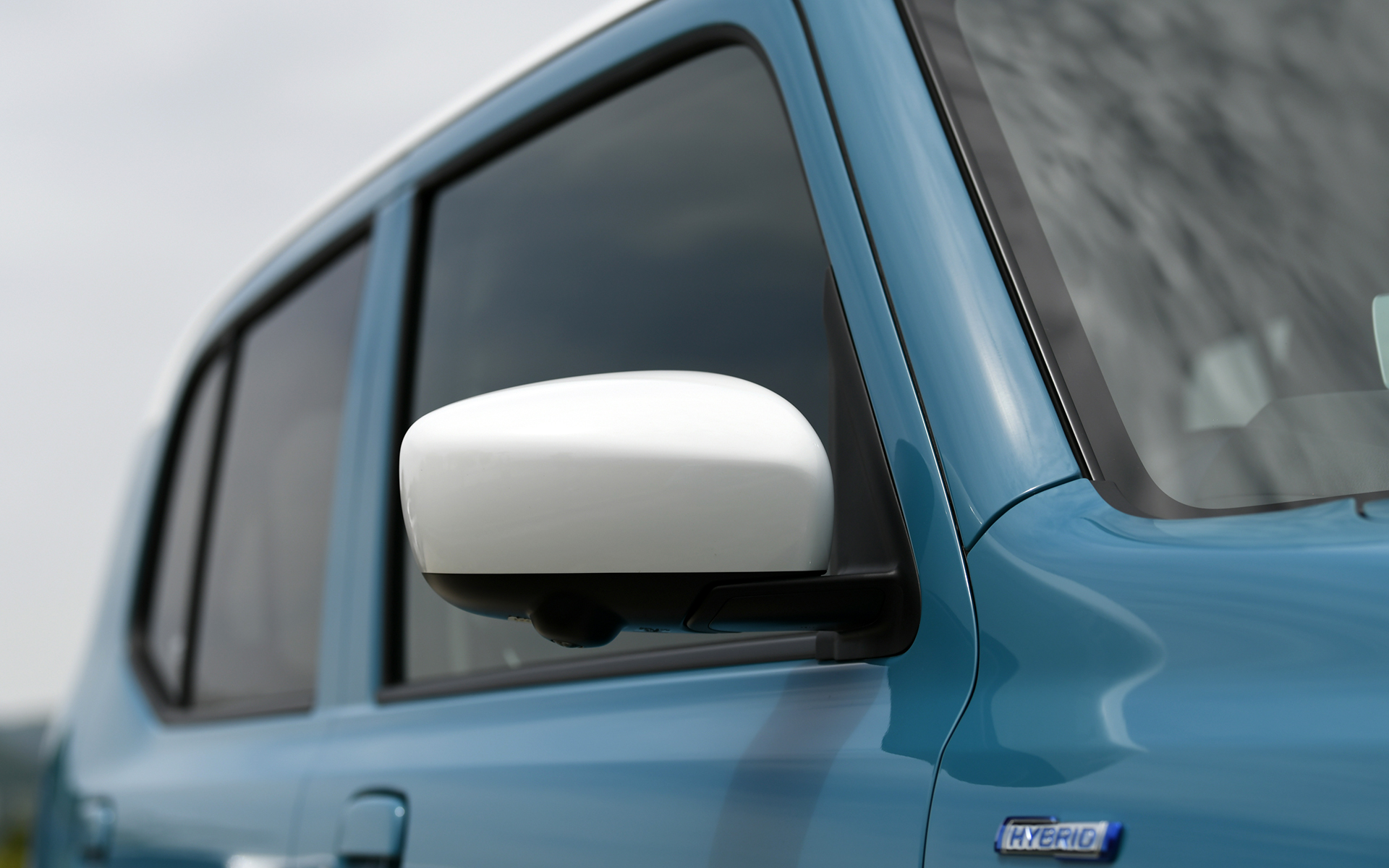 HYBRID XはLEDヘッドライト（ハイ/ロービーム、マニュアルレベリング機構付き）を標準装備。14インチアルミホイールにはダンロップ「エナセーブ EC300＋」を組み合わせる