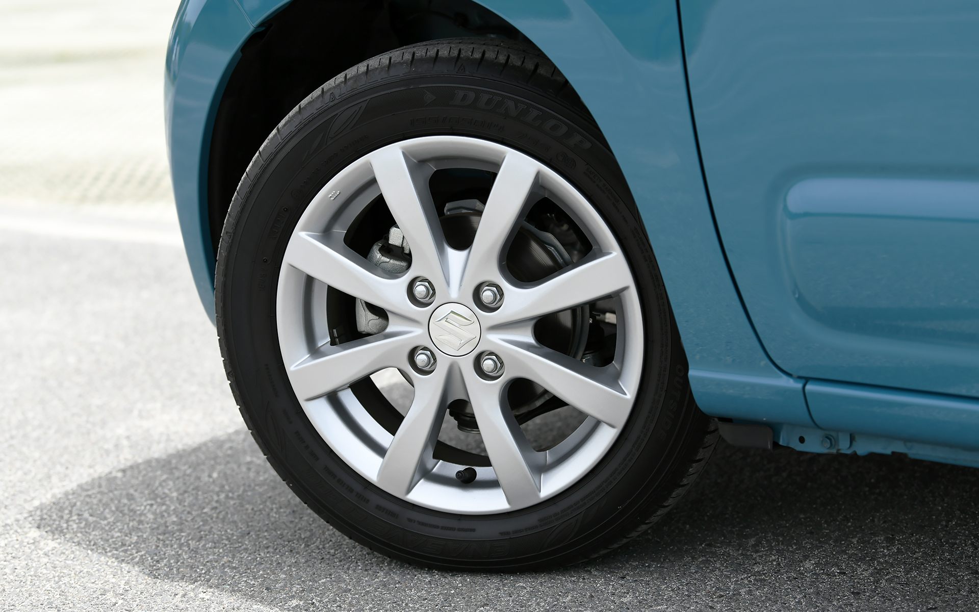 HYBRID XはLEDヘッドライト（ハイ/ロービーム、マニュアルレベリング機構付き）を標準装備。14インチアルミホイールにはダンロップ「エナセーブ EC300＋」を組み合わせる