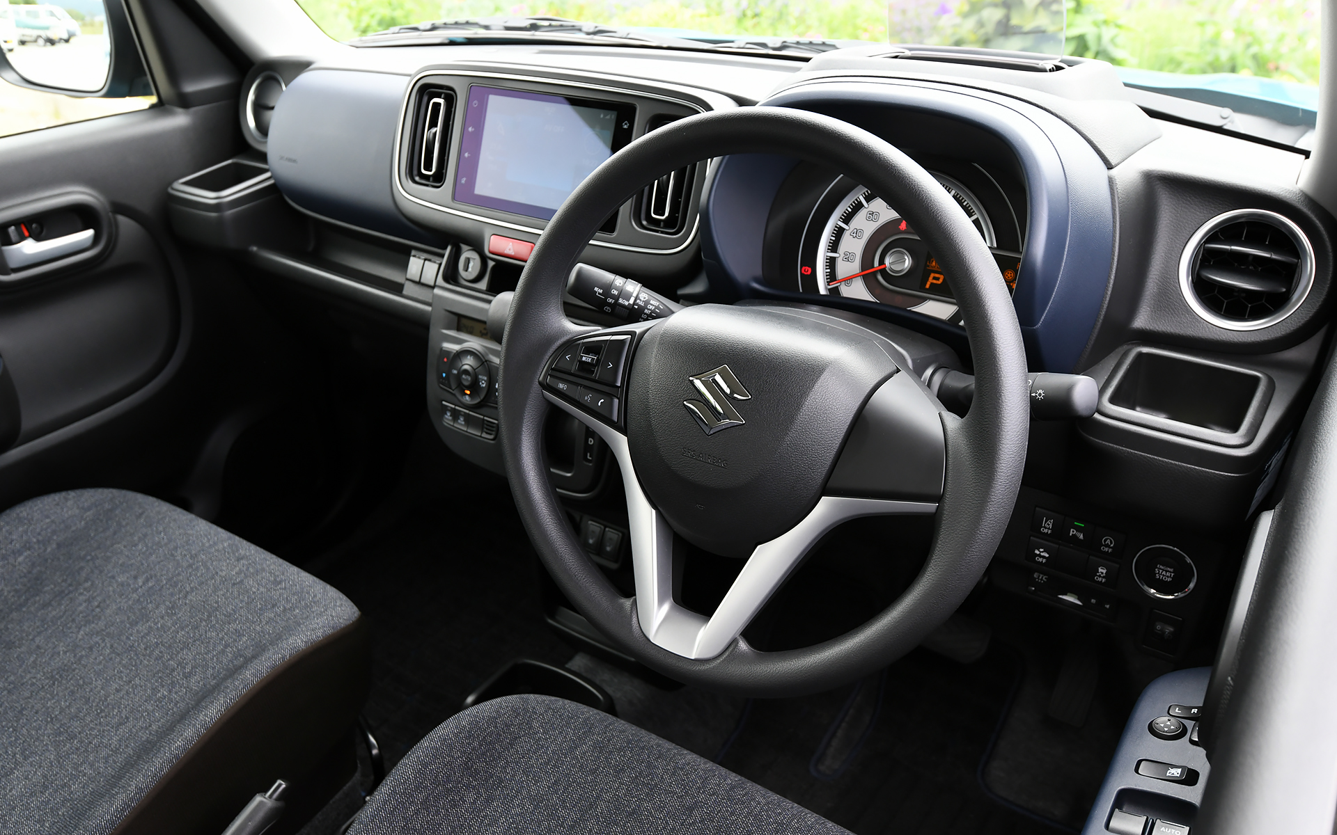 ステアリングスポークにはオーディオの操作スイッチのみを配置するシンプルデザイン。安全装置のスイッチ類はプッシュスタートスイッチの隣にレイアウトされる